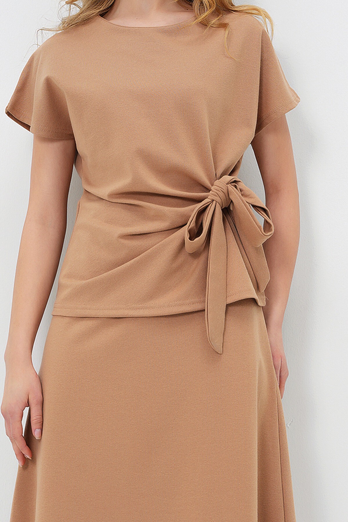 Camel Bisiklet Yaka Drape Detaylı Bluz Ve Kloş Etek Takım