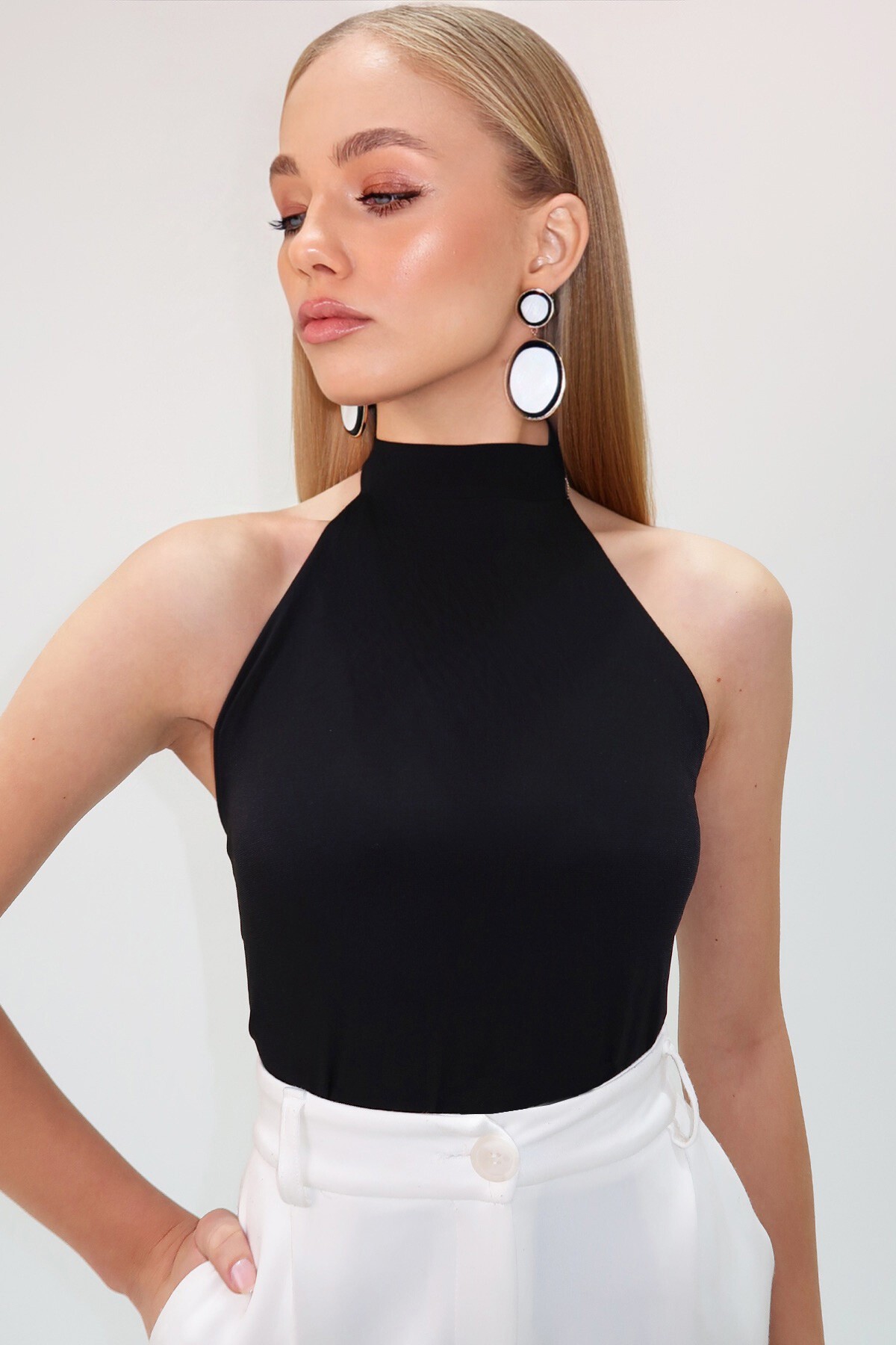 Siyah Dik Yaka Sırt Dekolteli Kolsuz Sandy Bluz