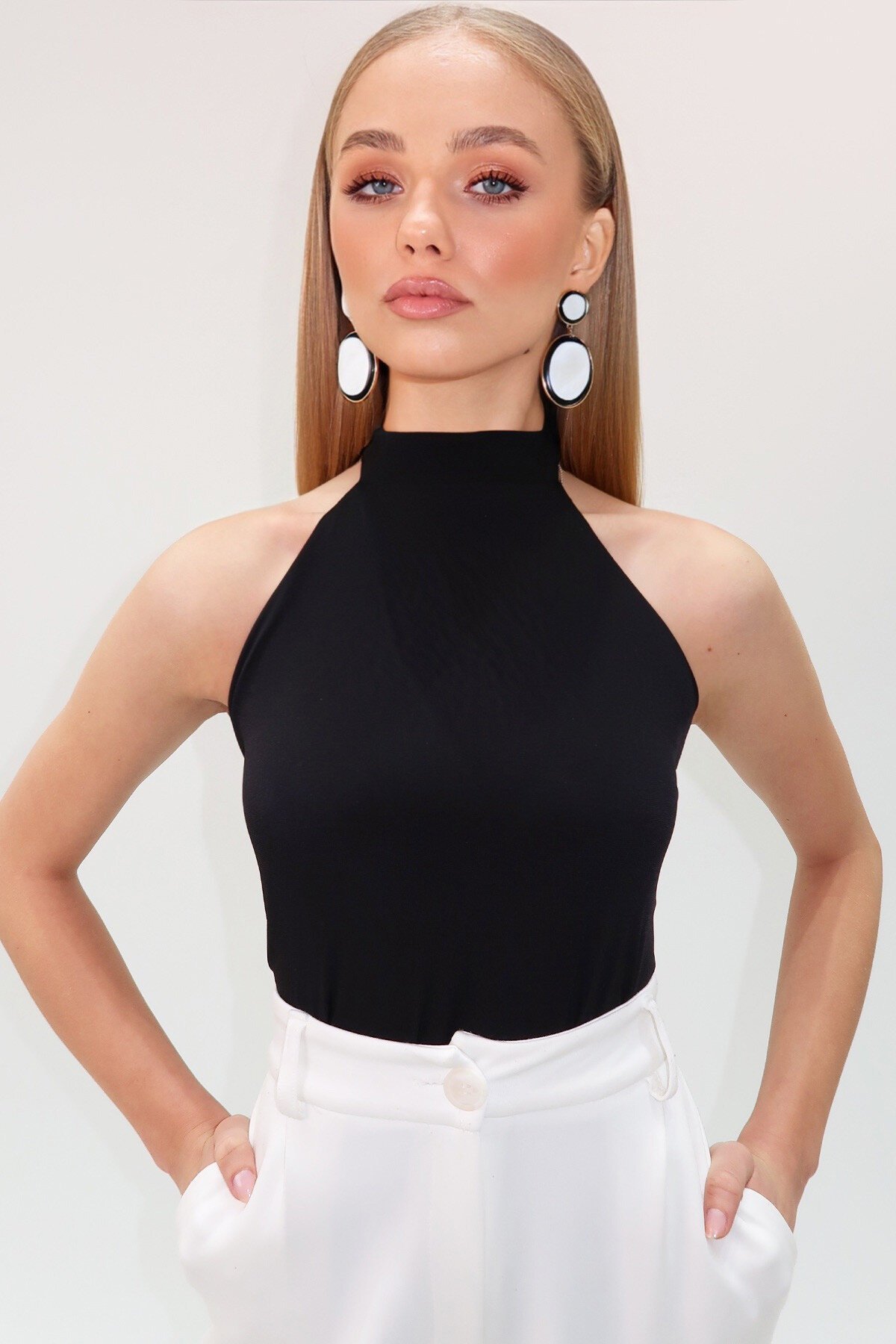 Siyah Dik Yaka Sırt Dekolteli Kolsuz Sandy Bluz