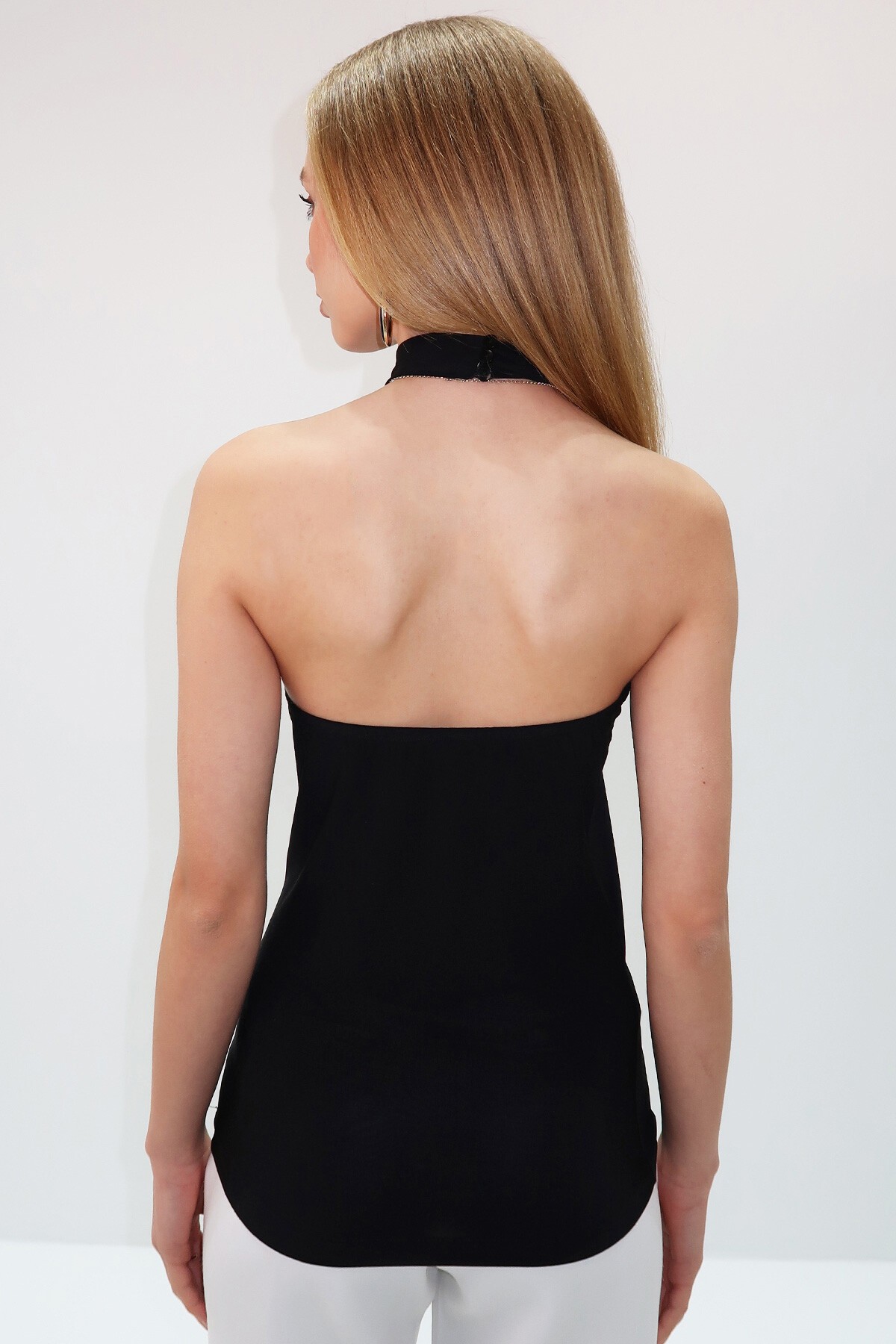 Siyah Dik Yaka Sırt Dekolteli Kolsuz Sandy Bluz