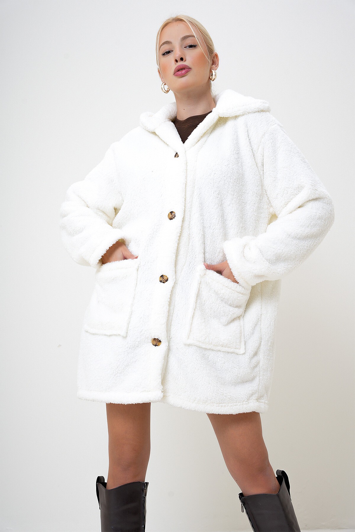 Ekru Çift Cepli Önü Düğmeli Oversize Peluş Ceket