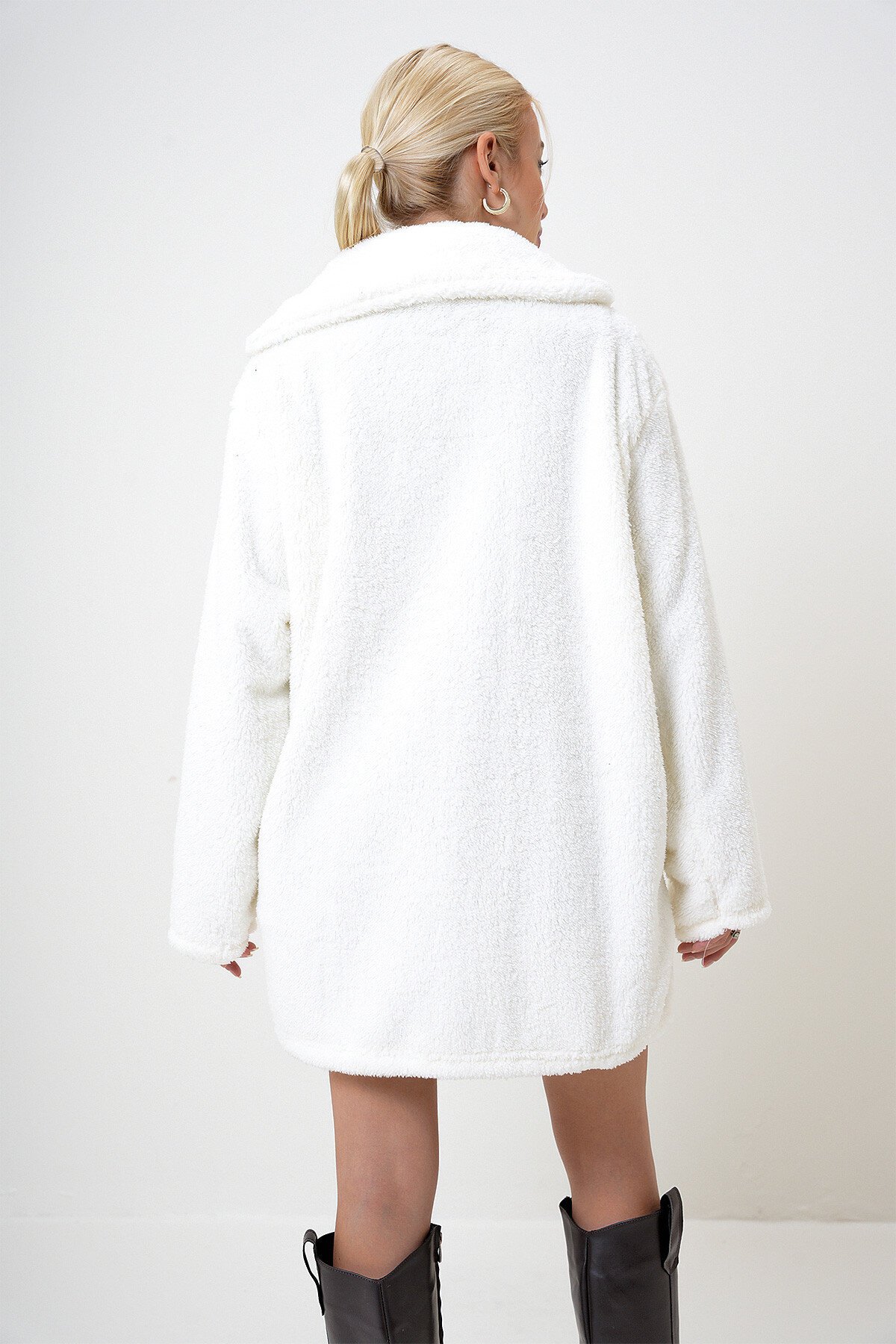 Ekru Çift Cepli Önü Düğmeli Oversize Peluş Ceket