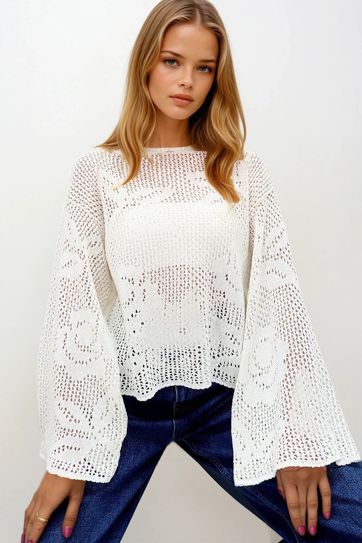 Ekru Delik Ajurlu Çiçek Desenli Geniş Kesim Mevsimlik Kazak