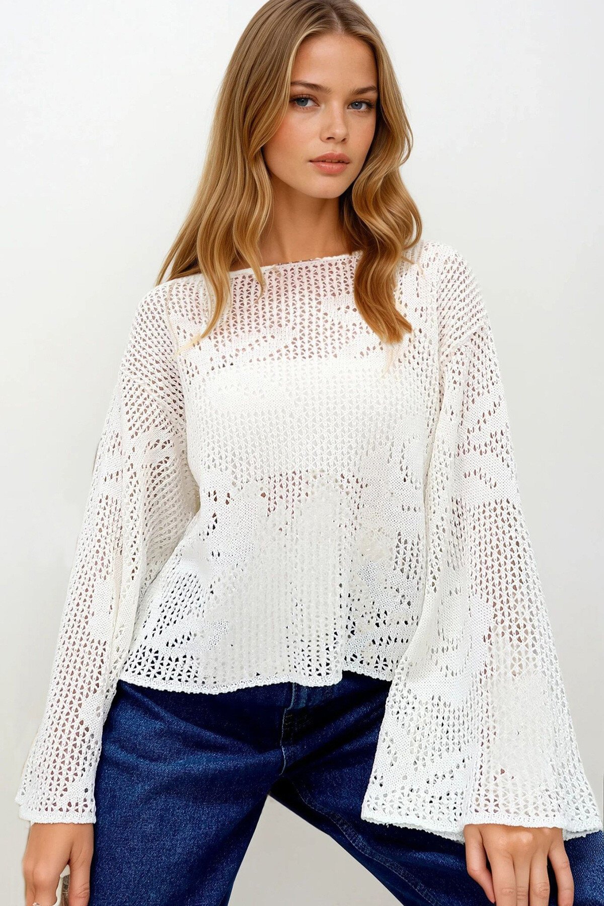 Ekru Delik Ajurlu Çiçek Desenli Geniş Kesim Mevsimlik Kazak