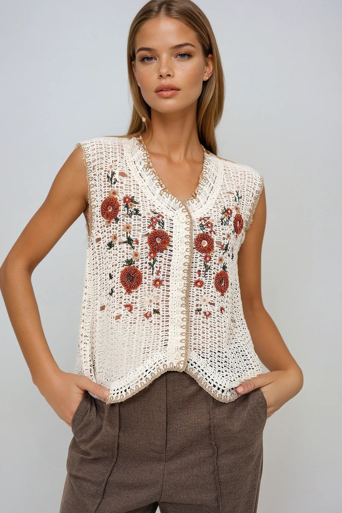 Ekru Delik Ajurlu Kabartma Nakışlı Triko Yelek