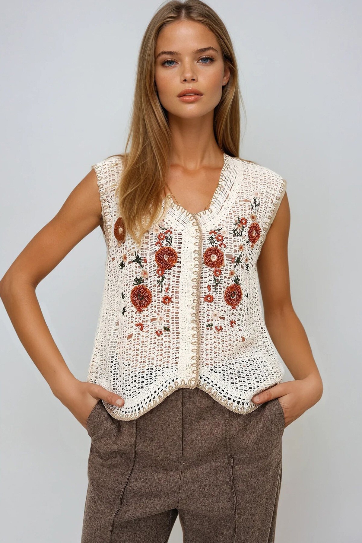 Ekru Delik Ajurlu Kabartma Nakışlı Triko Yelek