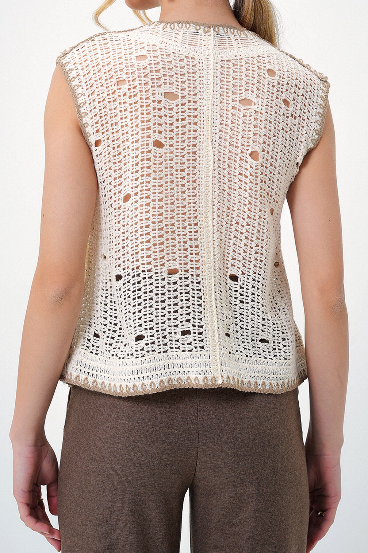 Ekru Delik Ajurlu Kabartma Nakışlı Triko Yelek