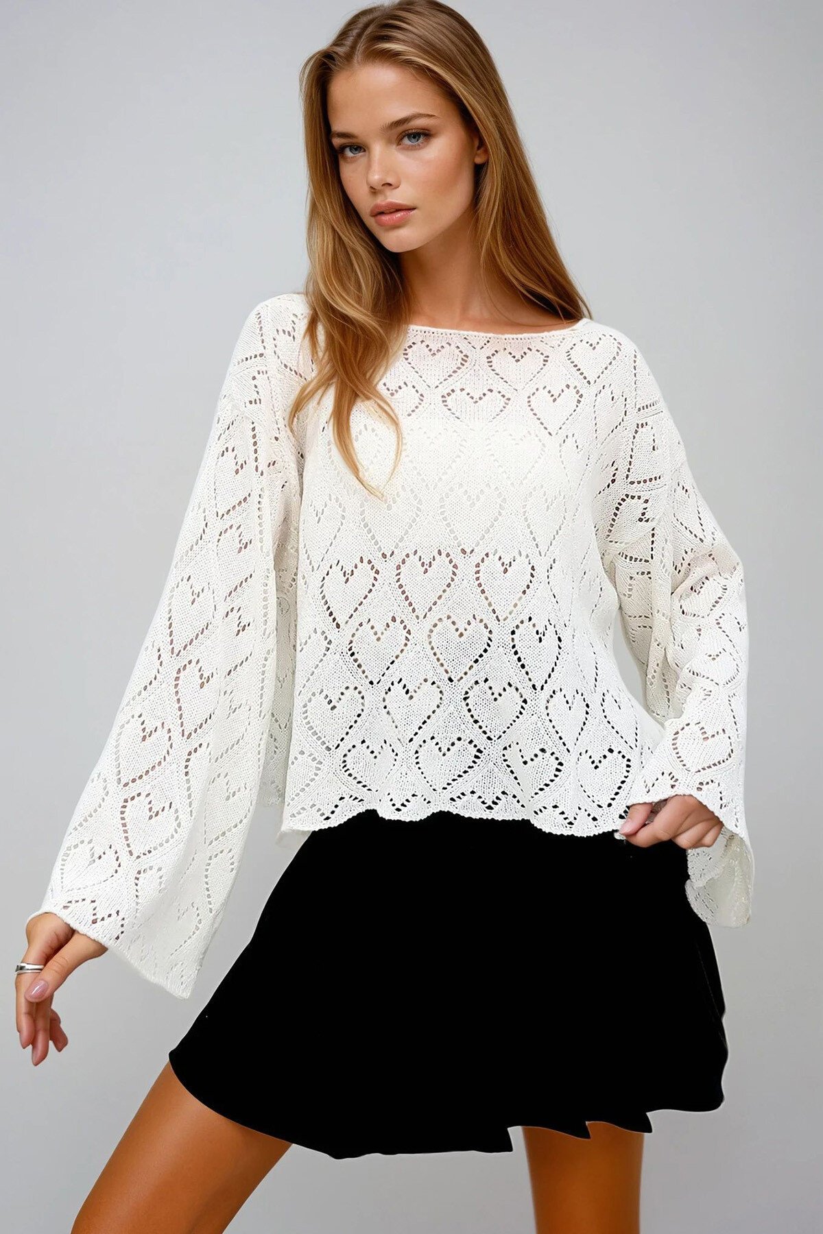 Ekru Delik Ajurlu Kalp Desenli Geniş Kesim Mevsimlik Kazak