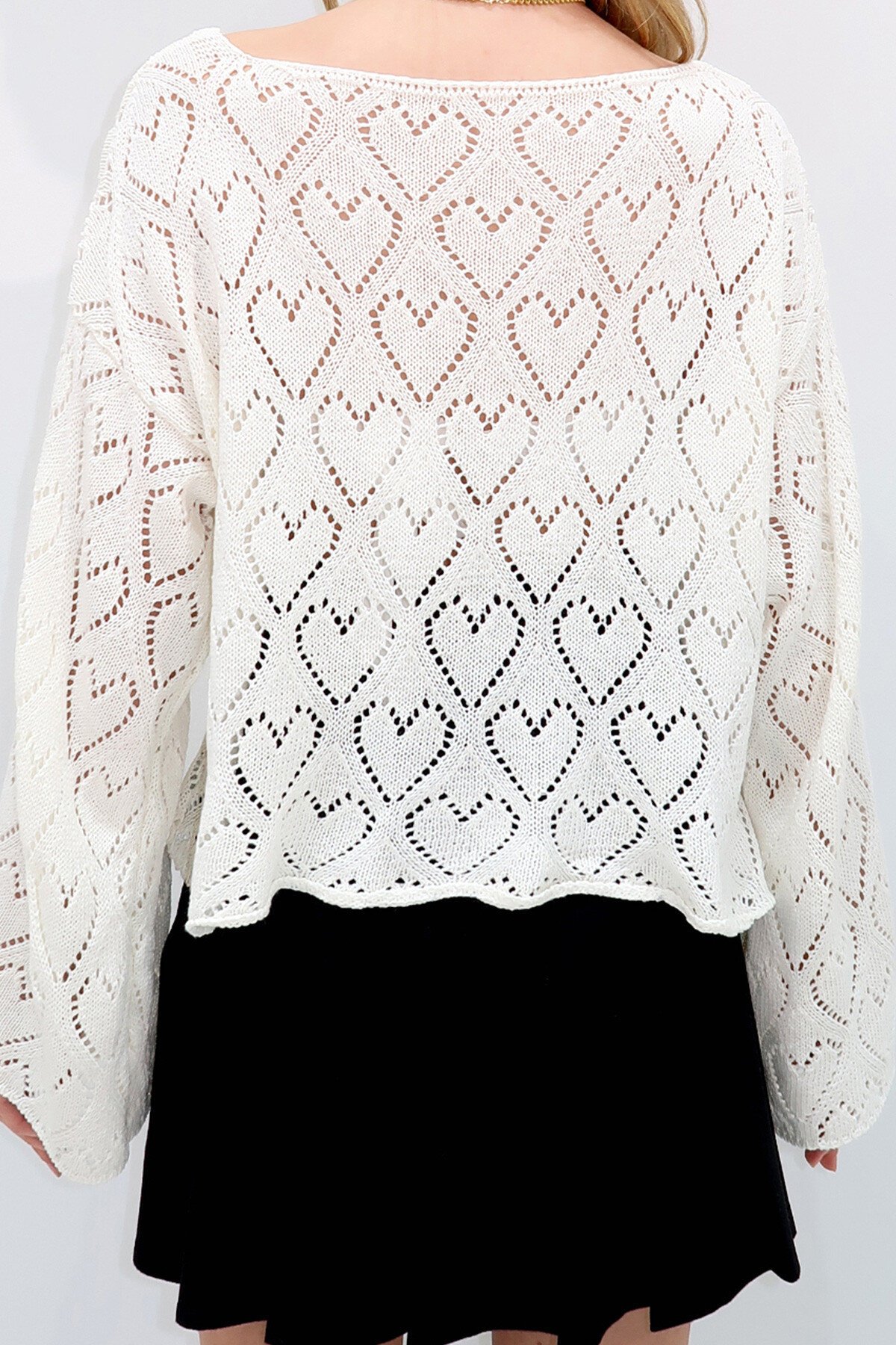 Ekru Delik Ajurlu Kalp Desenli Geniş Kesim Mevsimlik Kazak