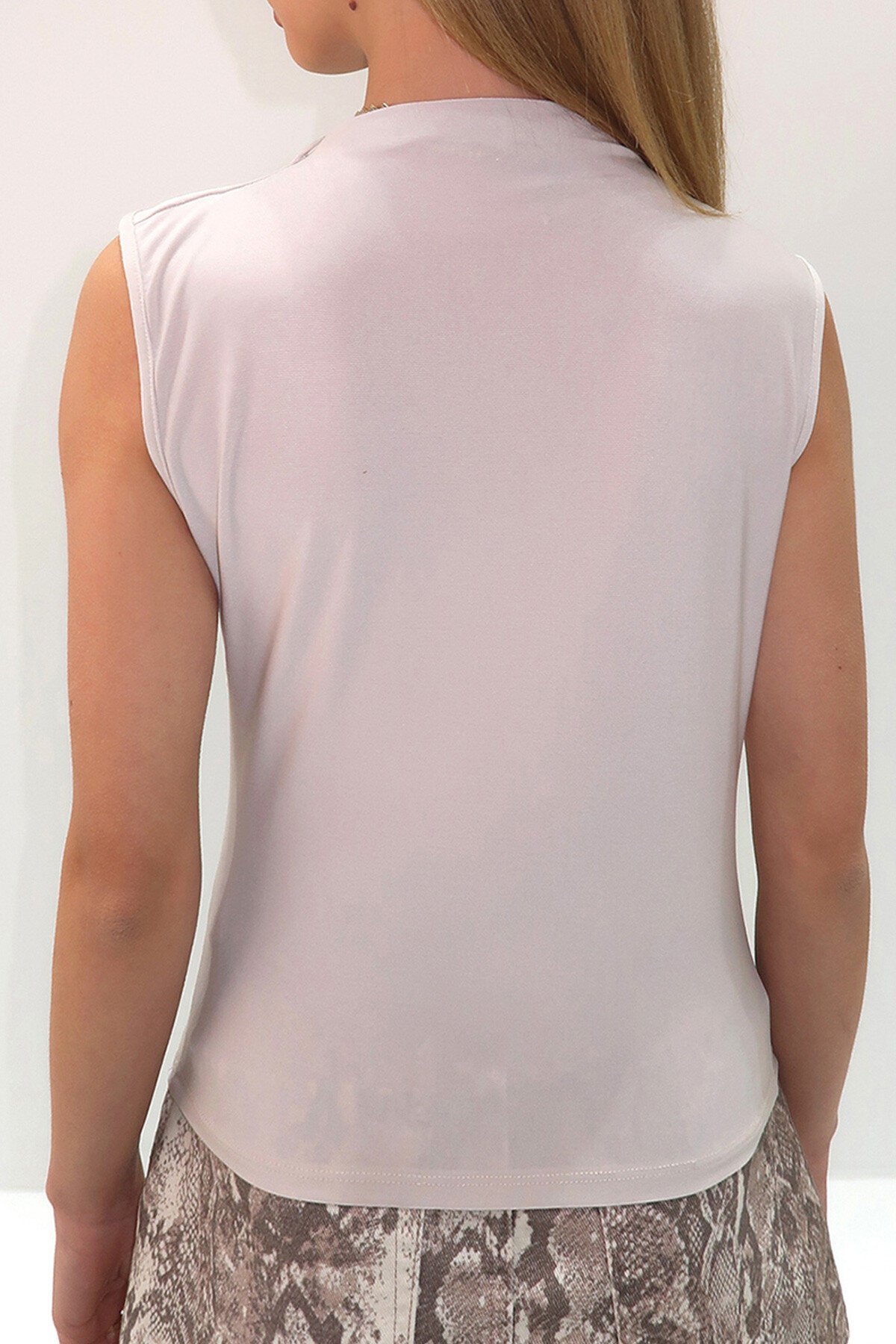 Ekru Dik Yaka Omuz Drapeli Kolsuz Sandy Bluz