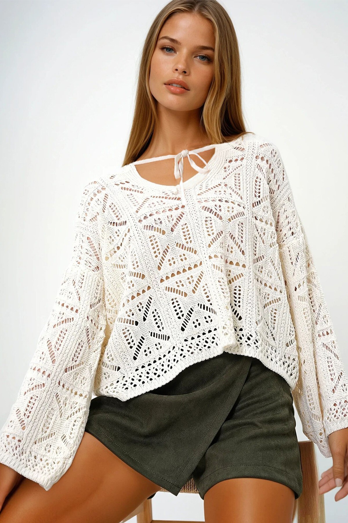 Ekru Geniş Yaka Bağlama Detaylı Ajurlu Triko Bluz