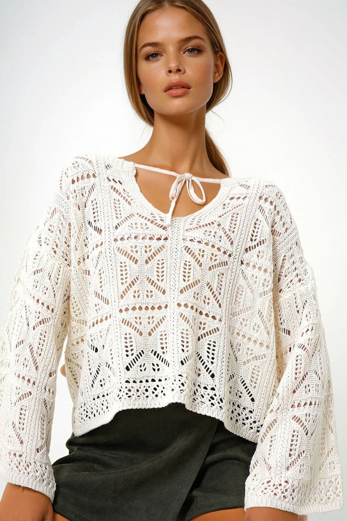 Ekru Geniş Yaka Bağlama Detaylı Ajurlu Triko Bluz