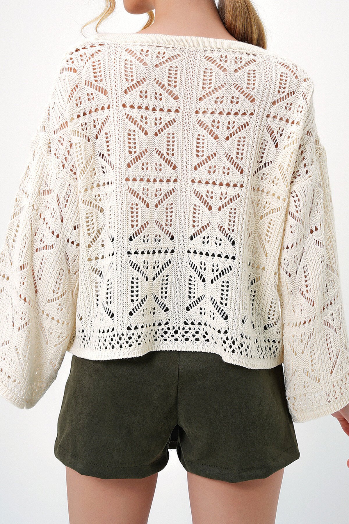 Ekru Geniş Yaka Bağlama Detaylı Ajurlu Triko Bluz