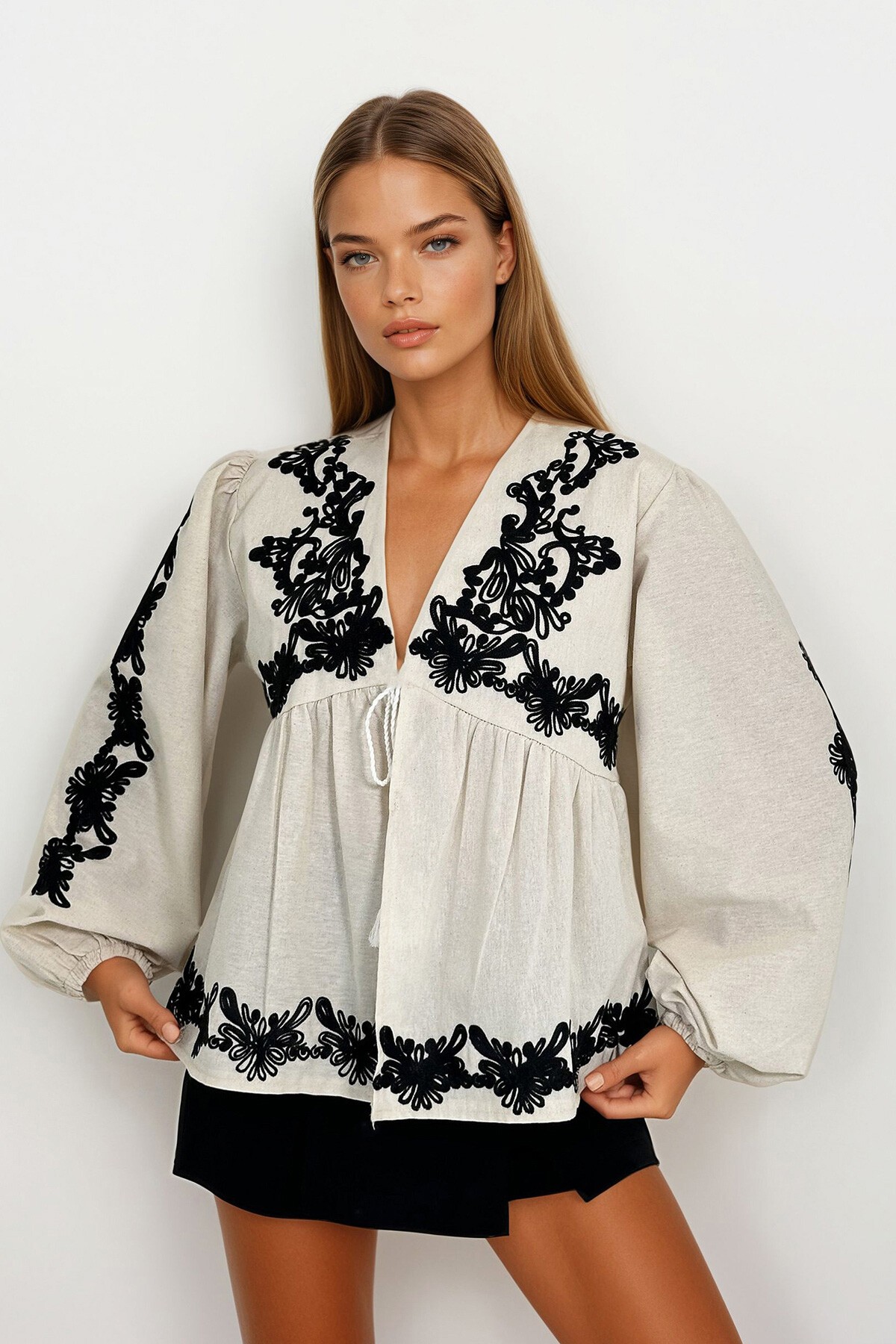 Ekru Nakışlı Bağcıklı Bluz