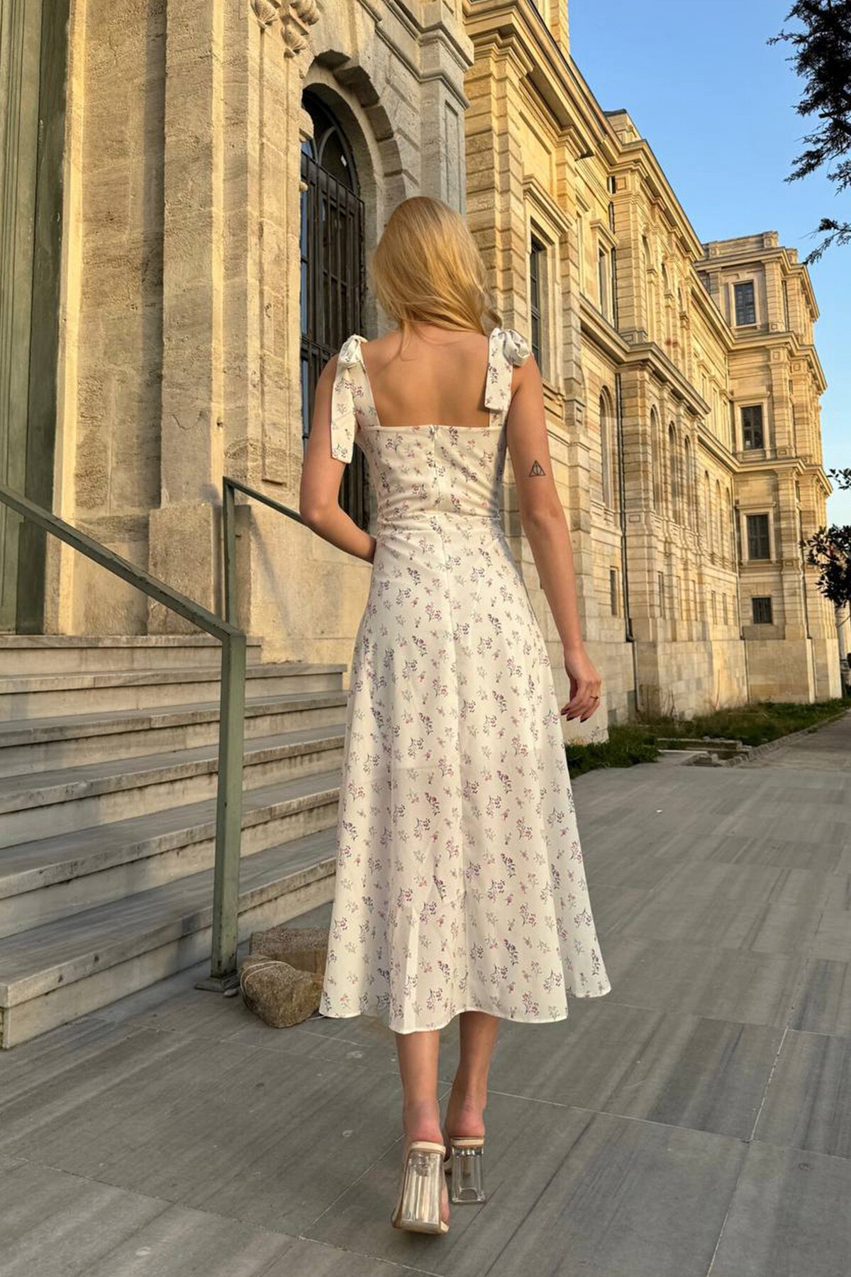 Ekru Öpücük Yaka Omuz Detaylı Yırtmaçlı Elbise