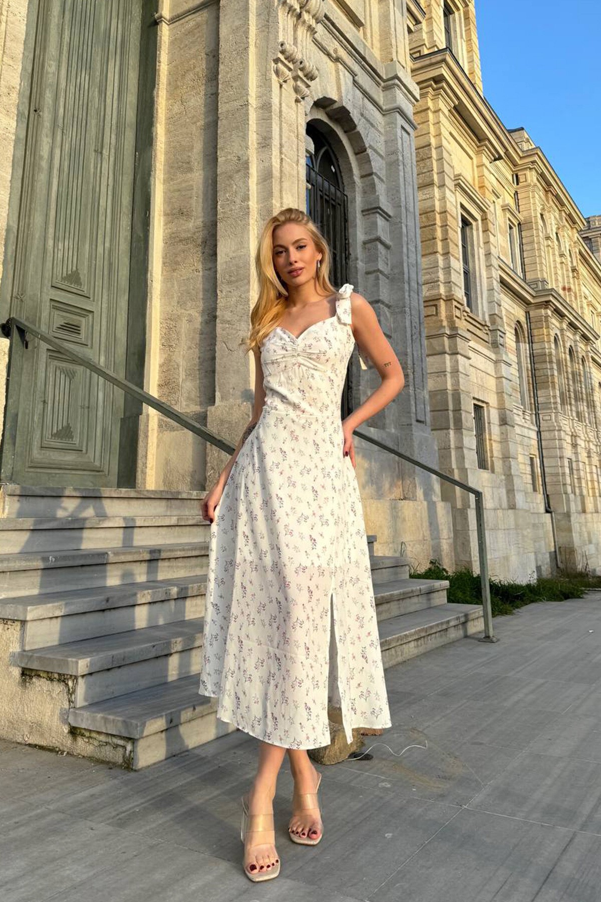 Ekru Öpücük Yaka Omuz Detaylı Yırtmaçlı Elbise