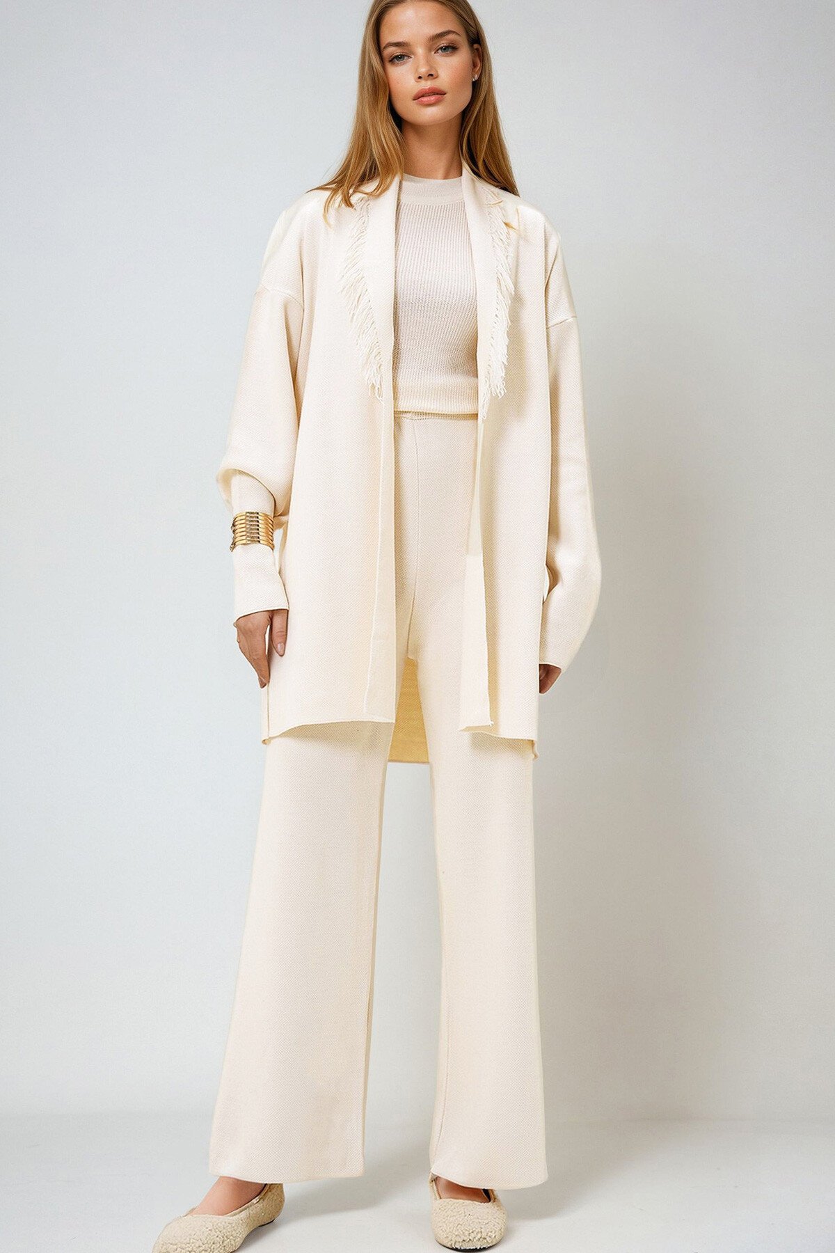 Ekru Şal Yaka Püskü Detaylı Ceket Dik Yaka Bluz Ve Palazzo Pantolon Takım
