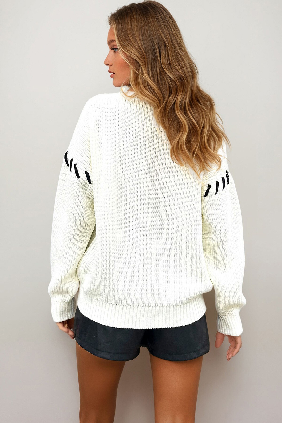 Ekru V Yaka Düğmeli Bağcık Detaylı Örme Triko Hırka