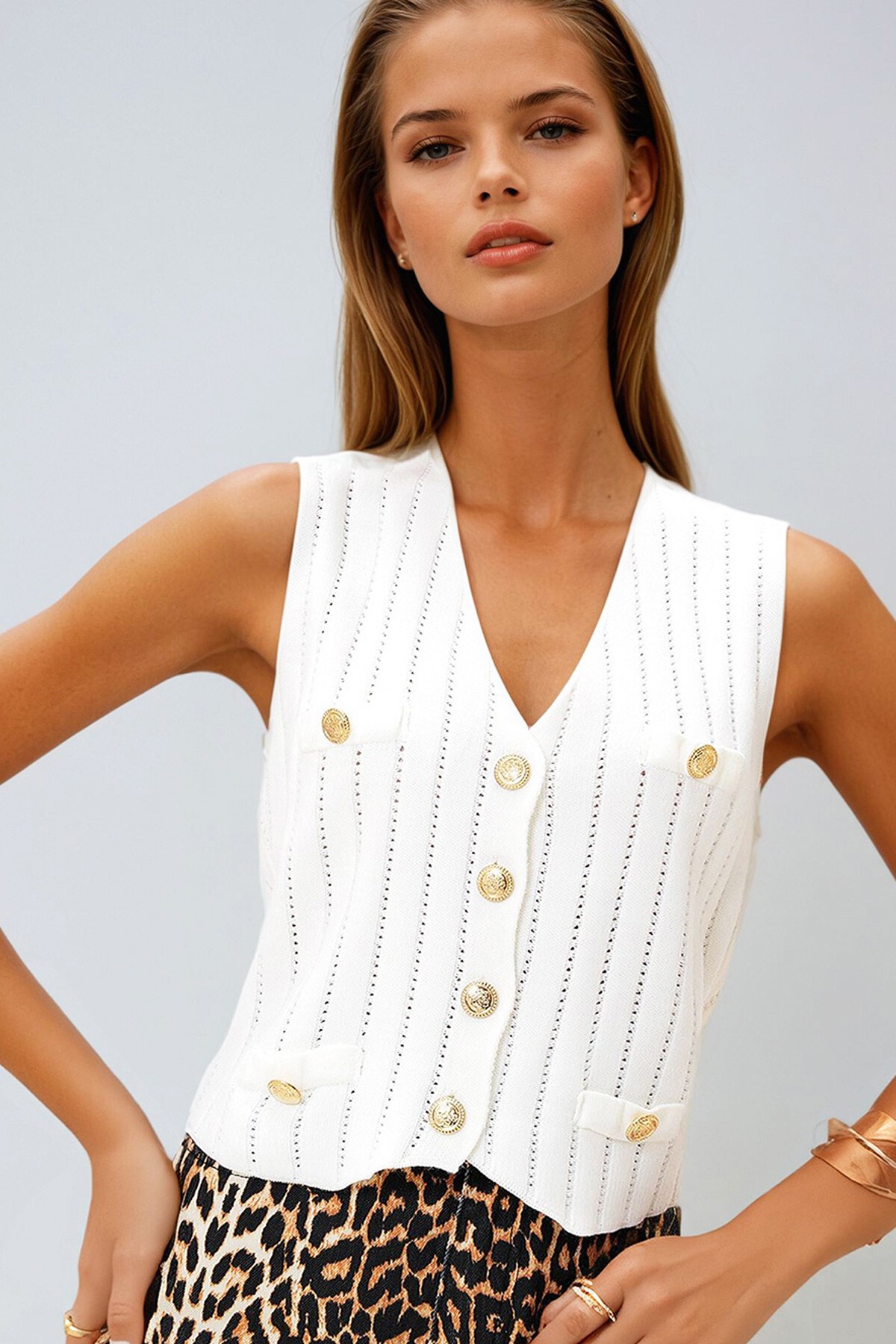 Ekru V Yaka Gold Düğme Ve Cep Detaylı Triko Yelek