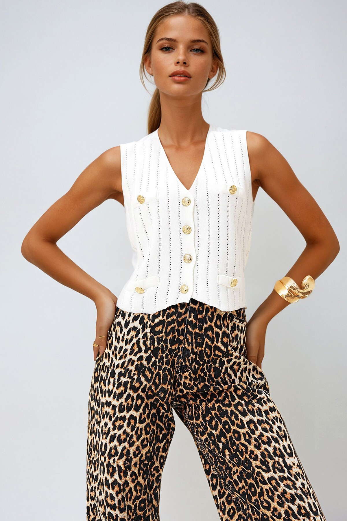 Ekru V Yaka Gold Düğme Ve Cep Detaylı Triko Yelek