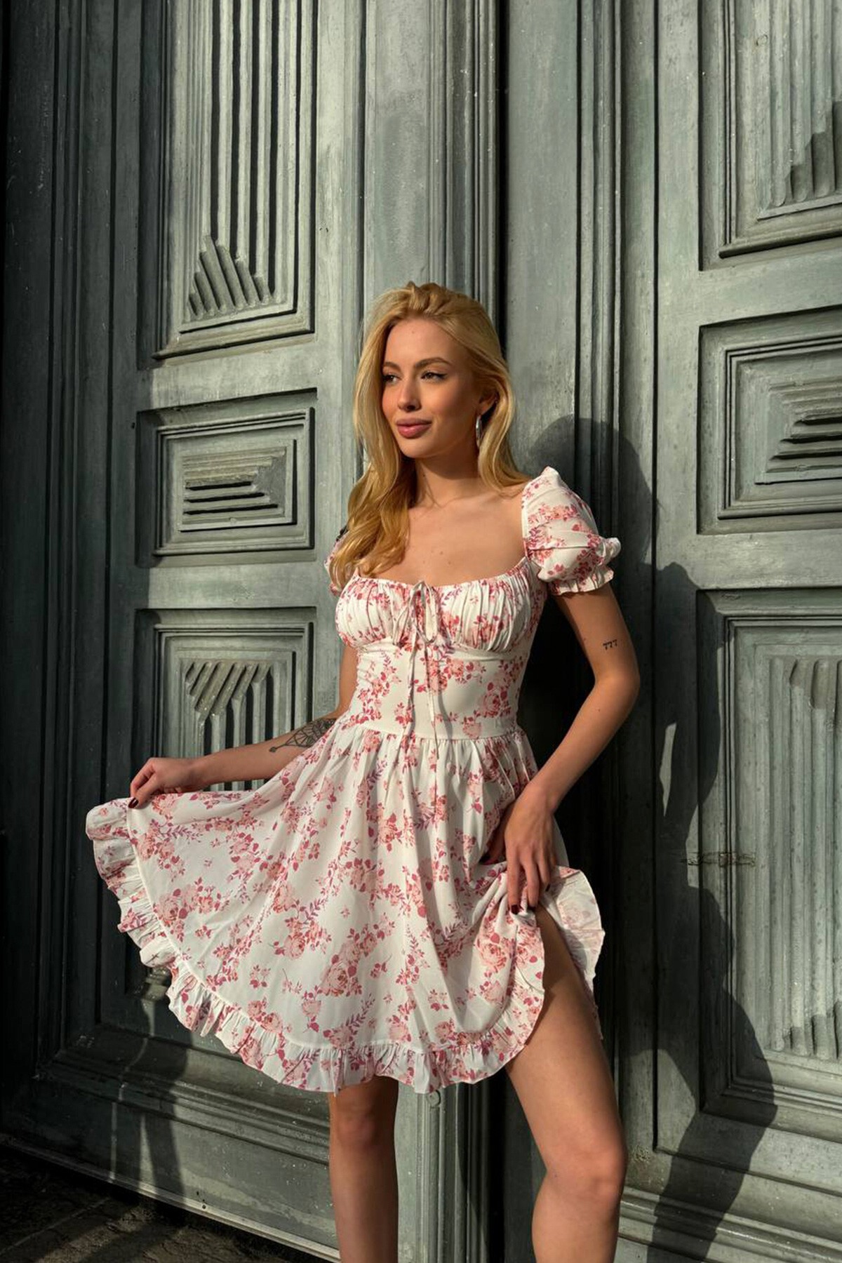 Fuşya Fırfır Detaylı Kare Yaka Çiçek Desenli Mini Elbise