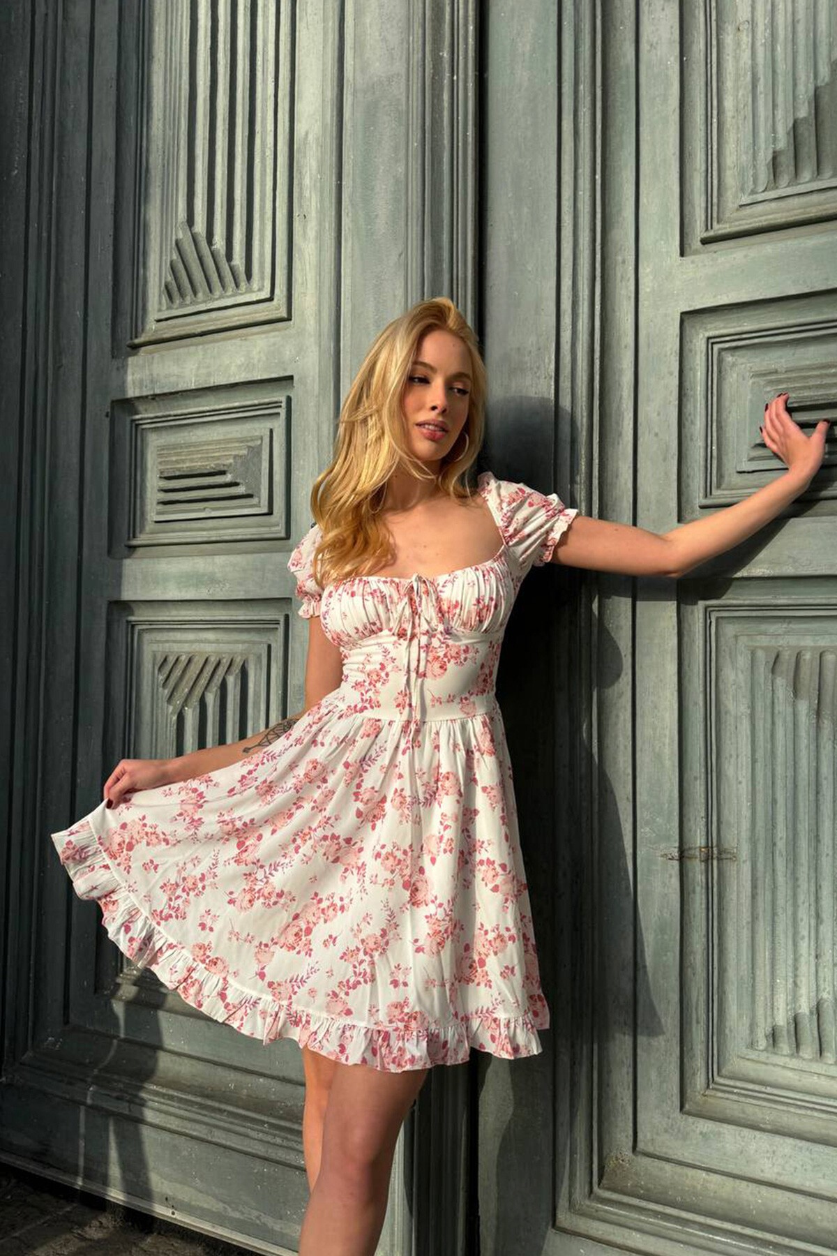 Fuşya Fırfır Detaylı Kare Yaka Çiçek Desenli Mini Elbise