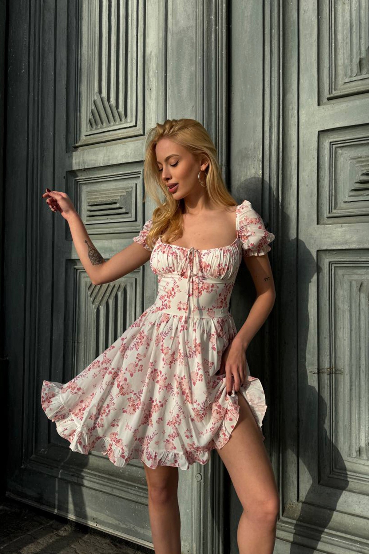 Fuşya Fırfır Detaylı Kare Yaka Çiçek Desenli Mini Elbise