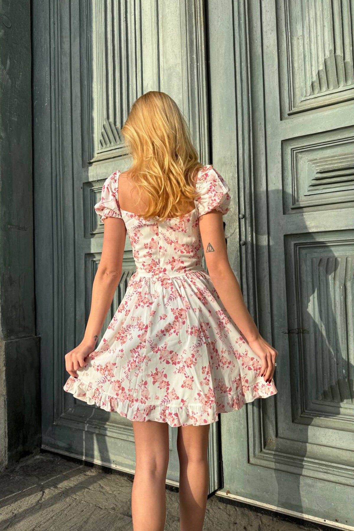 Fuşya Fırfır Detaylı Kare Yaka Çiçek Desenli Mini Elbise