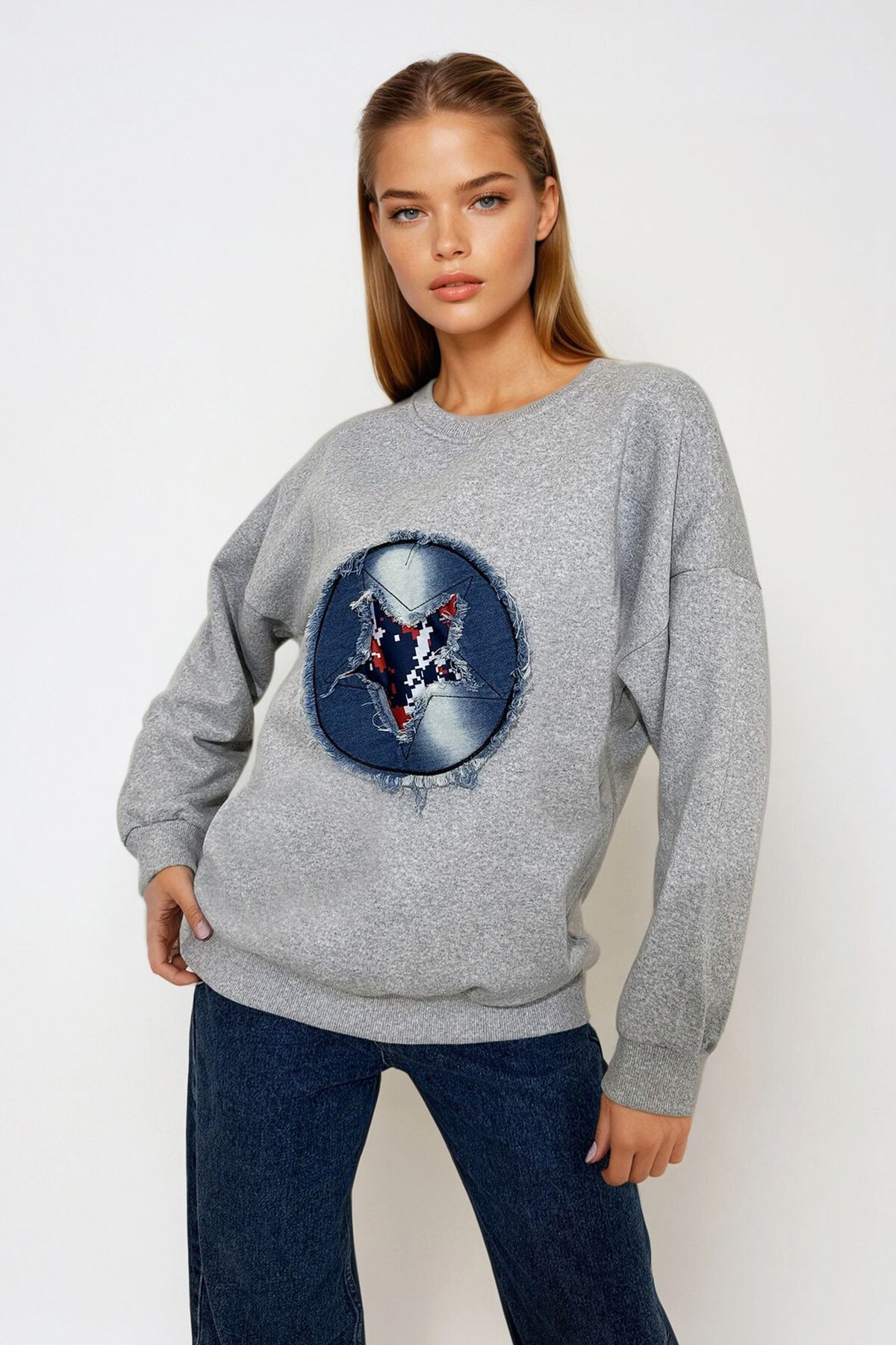 Gri Bisiklet Yaka Önü Nakışlı Sweatshirt