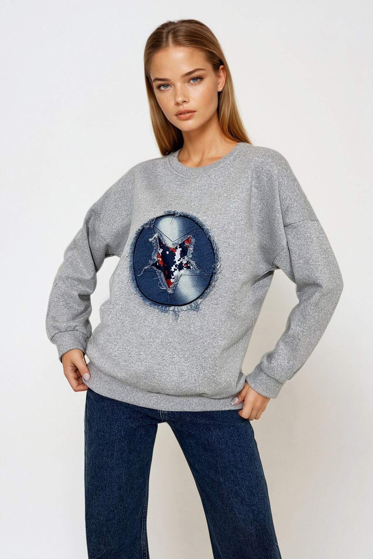 Gri Bisiklet Yaka Önü Nakışlı Sweatshirt