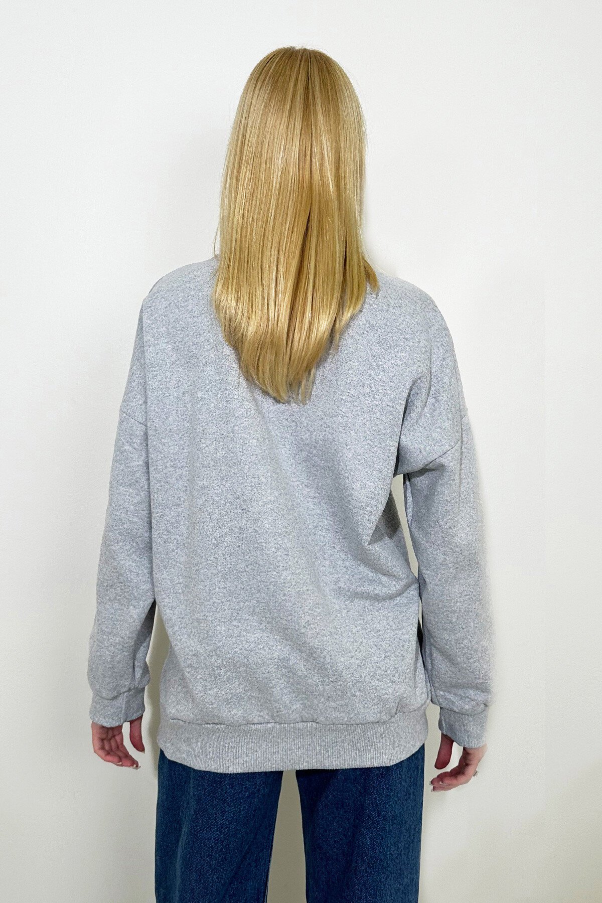 Gri Bisiklet Yaka Önü Nakışlı Sweatshirt