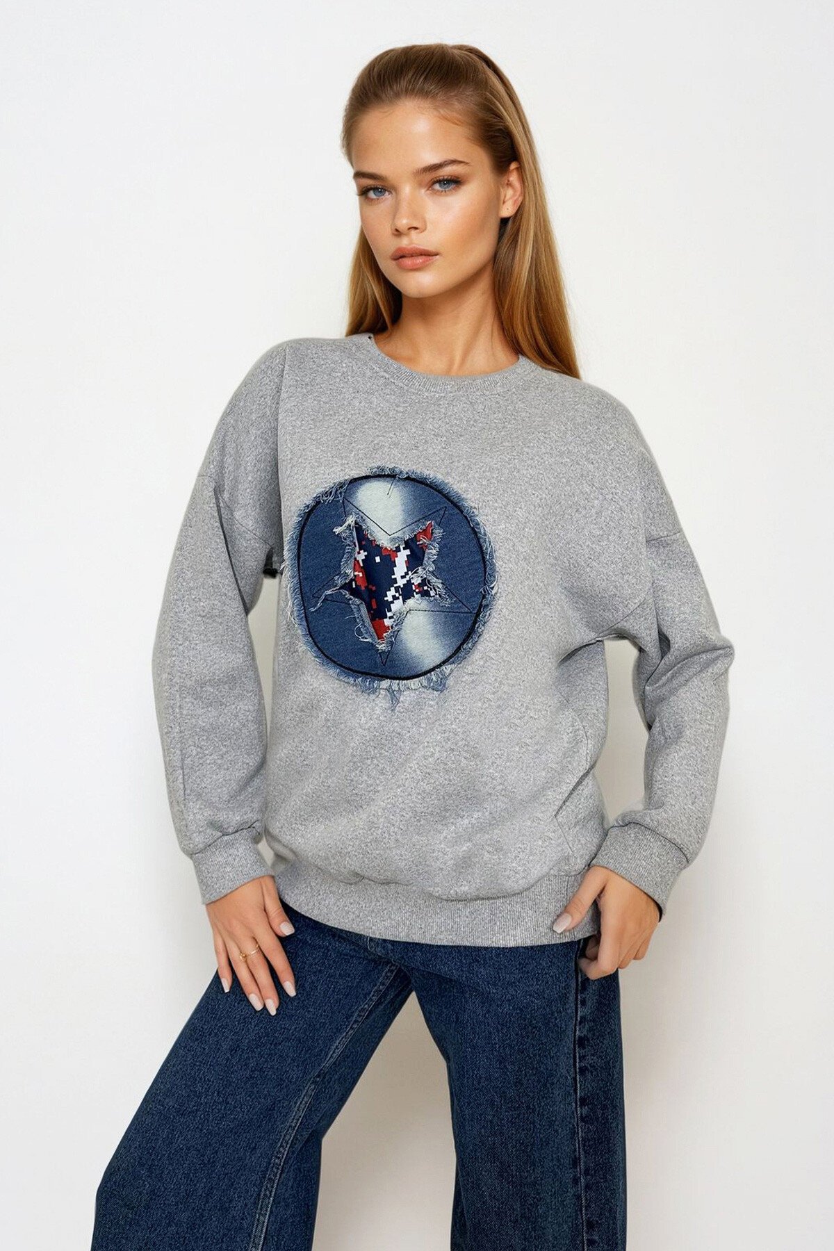 Gri Bisiklet Yaka Önü Nakışlı Sweatshirt