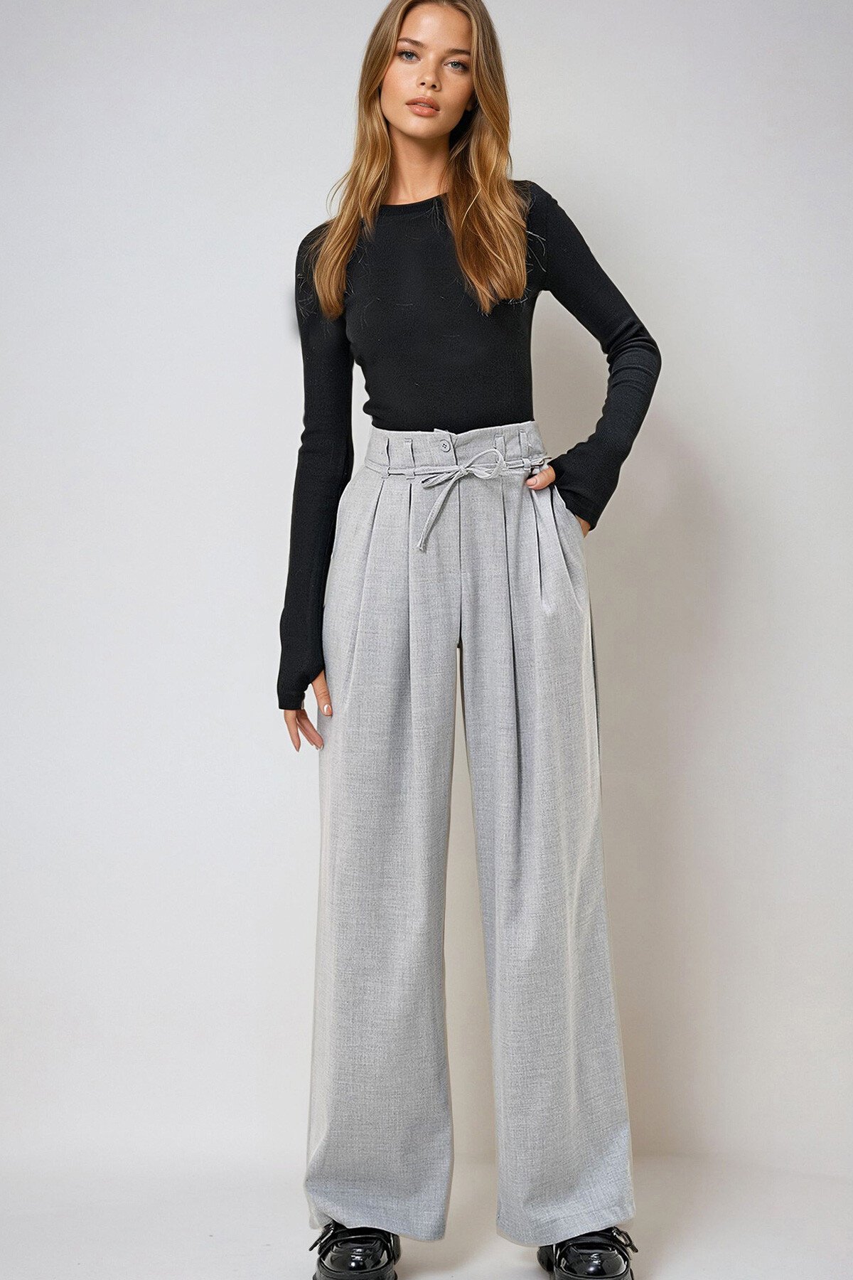 Gri Çift Cepli Pileli Bağlama Detaylı Dokuma Pantolon