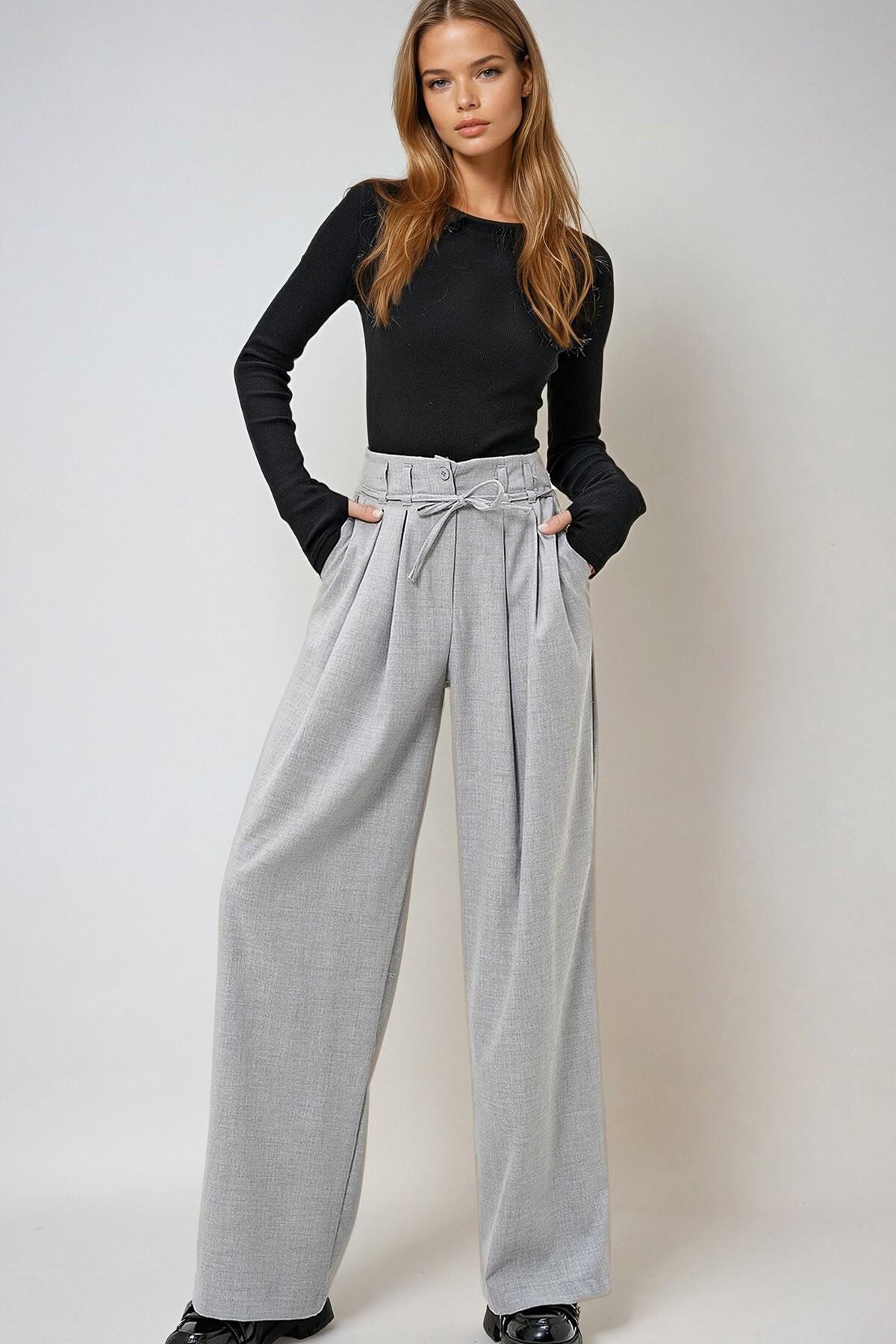 Gri Çift Cepli Pileli Bağlama Detaylı Dokuma Pantolon