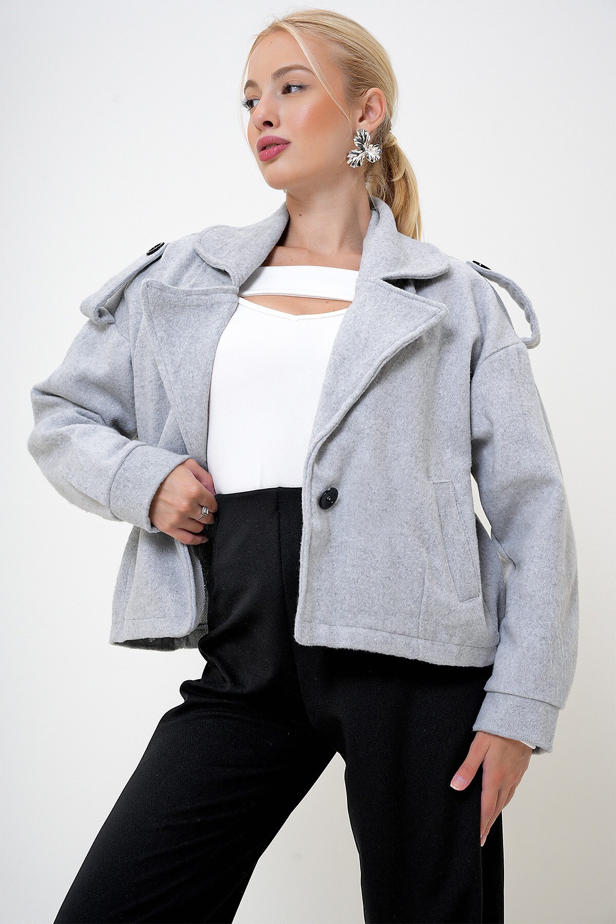 Gri Çift Ceplli İçi Astarsız Düğme Detaylı Kaşe Kaban