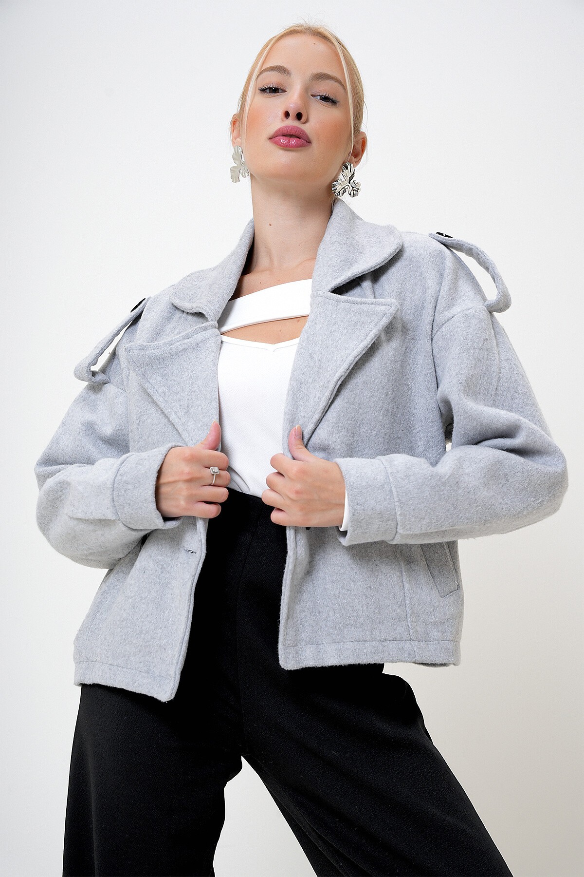 Gri Çift Ceplli İçi Astarsız Düğme Detaylı Kaşe Kaban