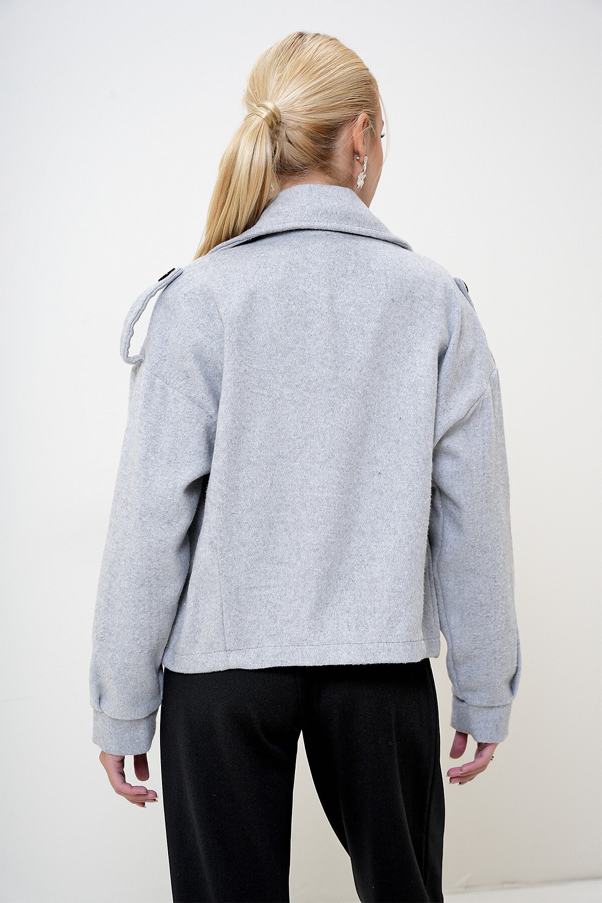 Gri Çift Ceplli İçi Astarsız Düğme Detaylı Kaşe Kaban