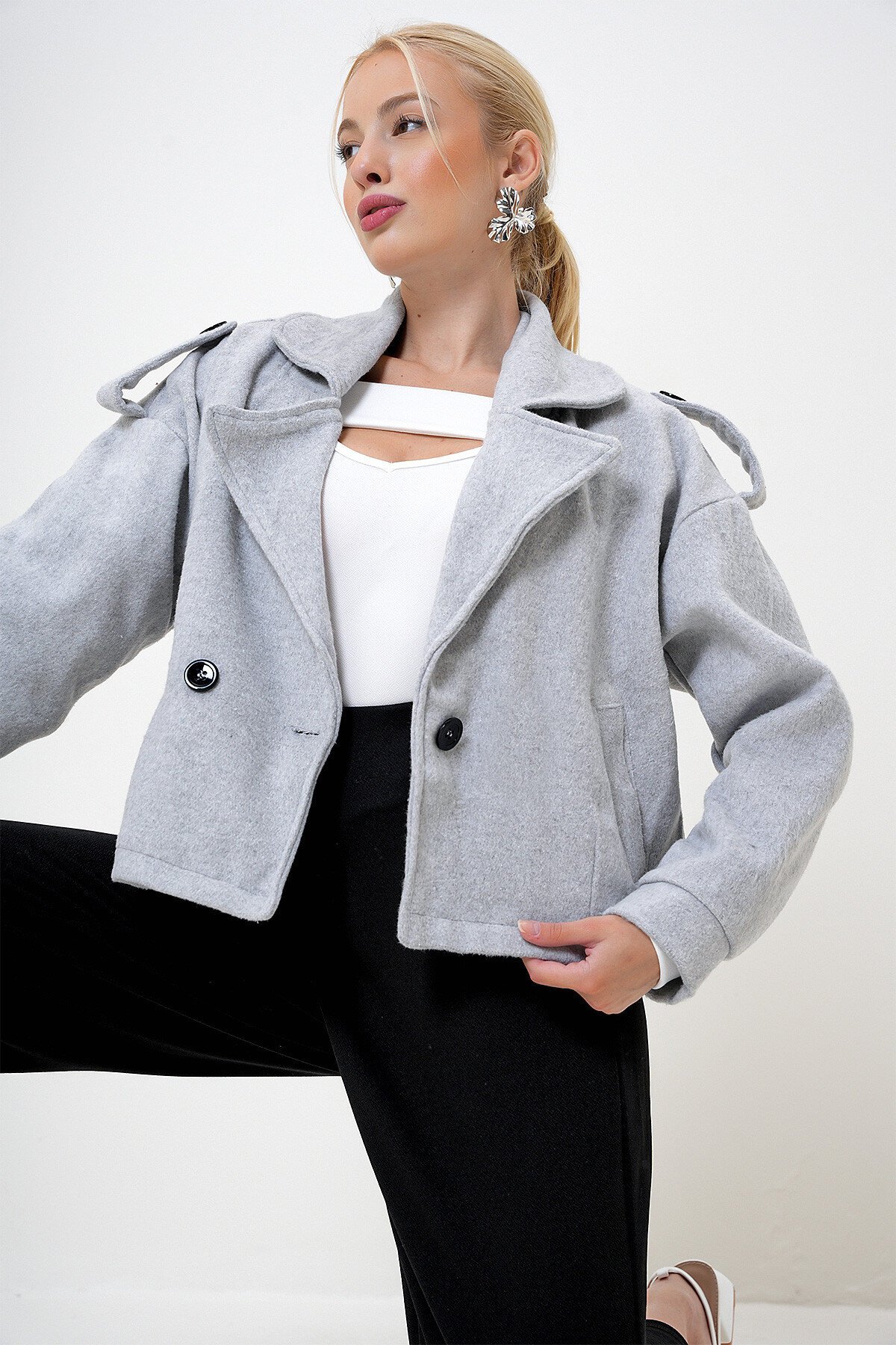 Gri Çift Ceplli İçi Astarsız Düğme Detaylı Kaşe Kaban