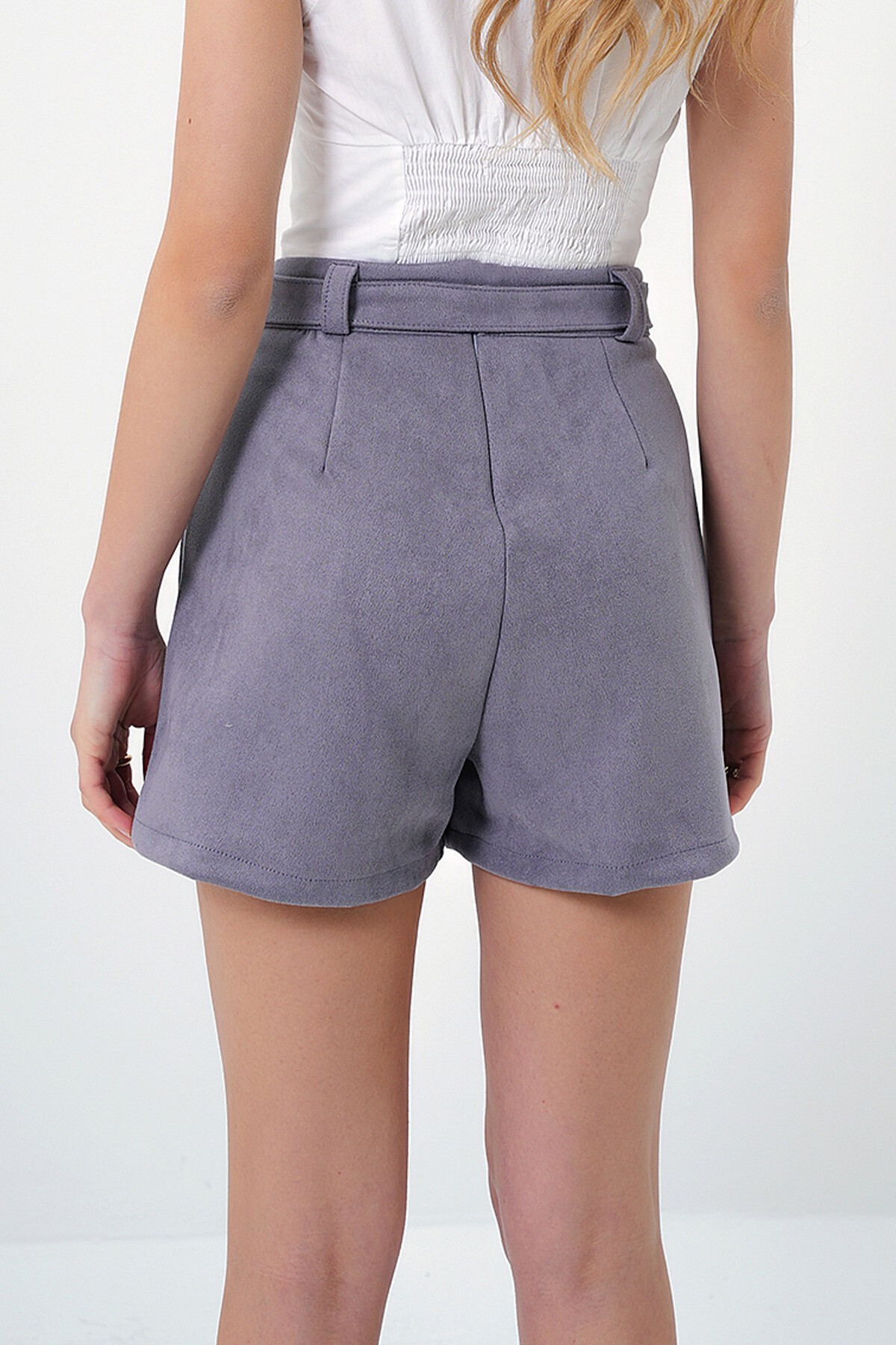 Gri Kemer Detaylı Süet Şort Etek