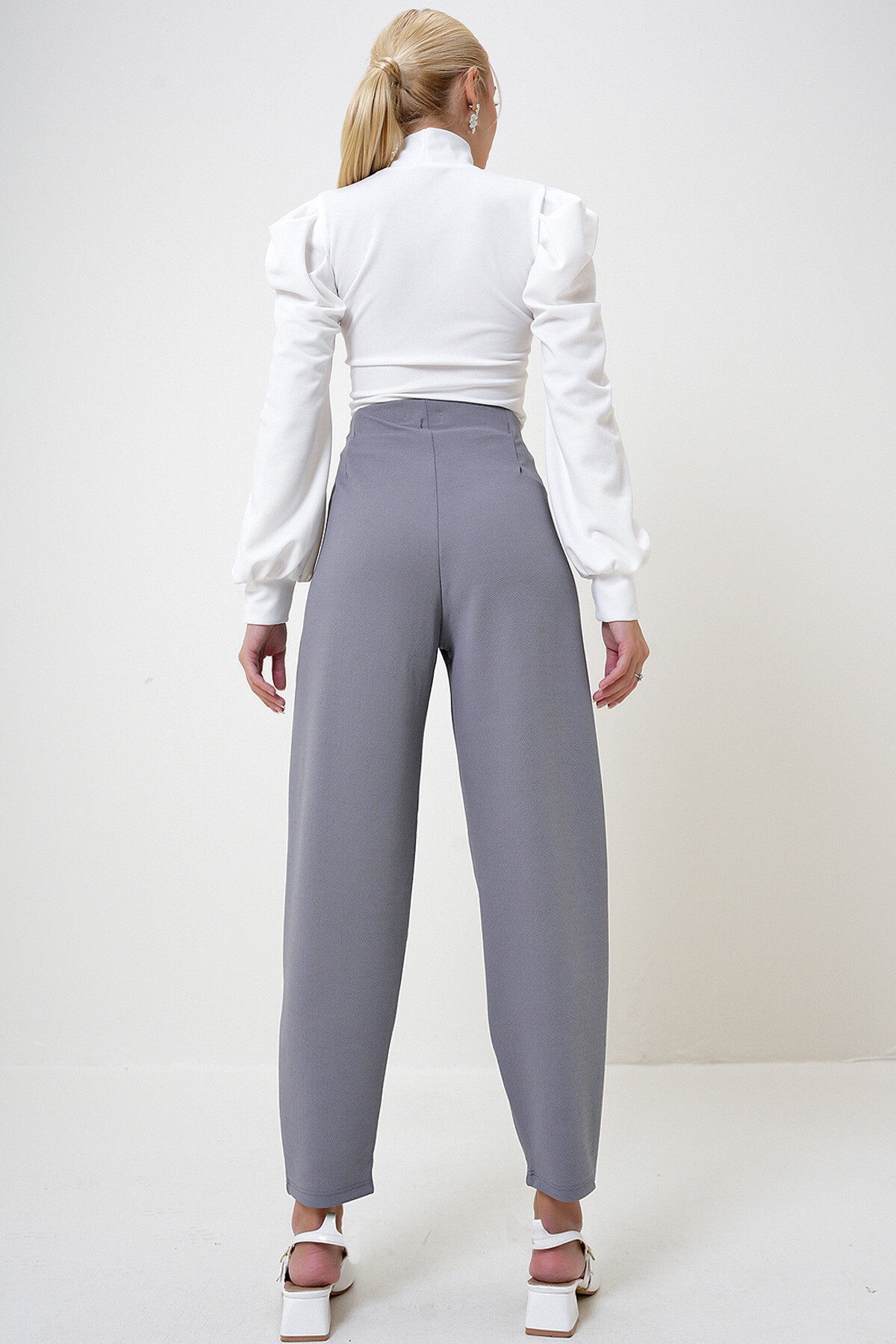 Gri Yüksek Bel Pensli Dökümlü Krep Örme Pantolon