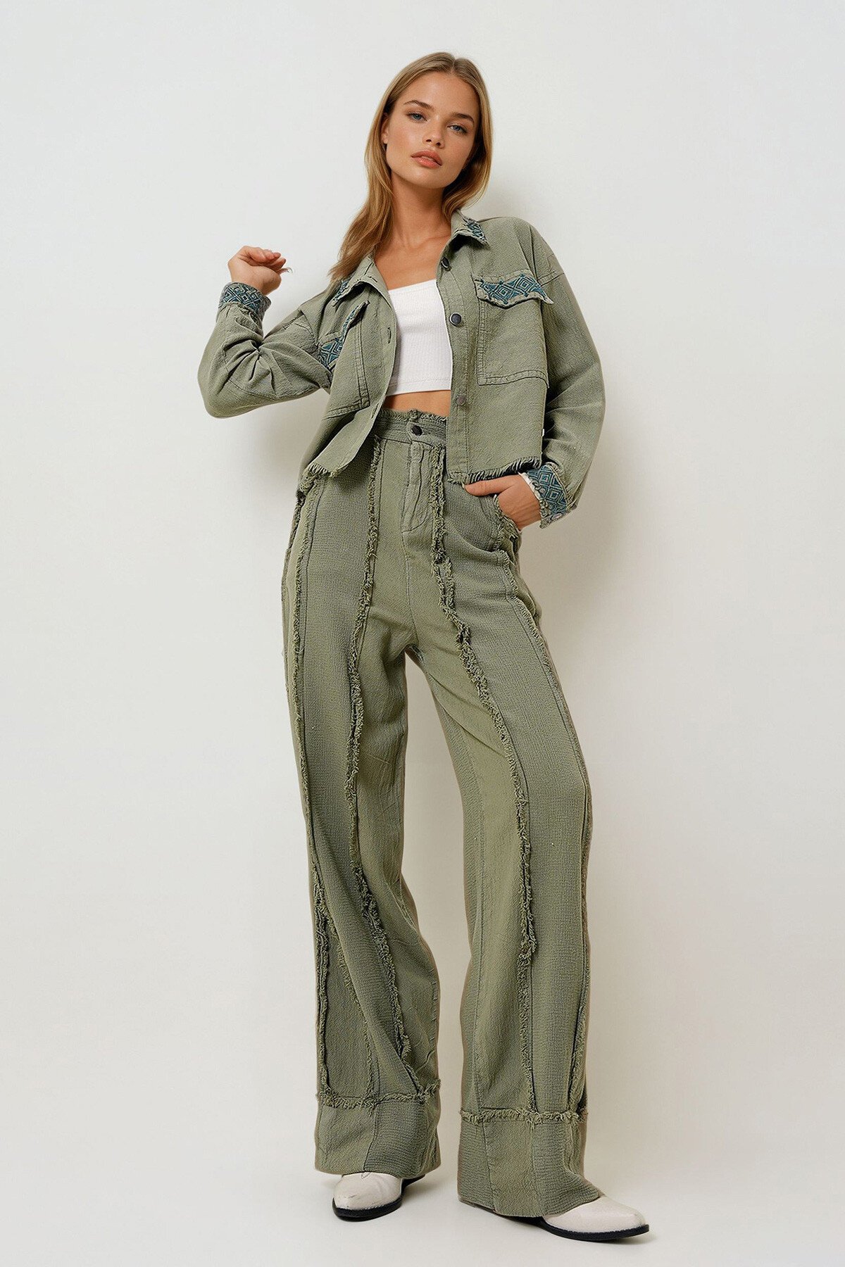 Haki Etnik Nakışlı Püskül Detaylı Ceket Ve Pantolonlu Keten İkili Takım