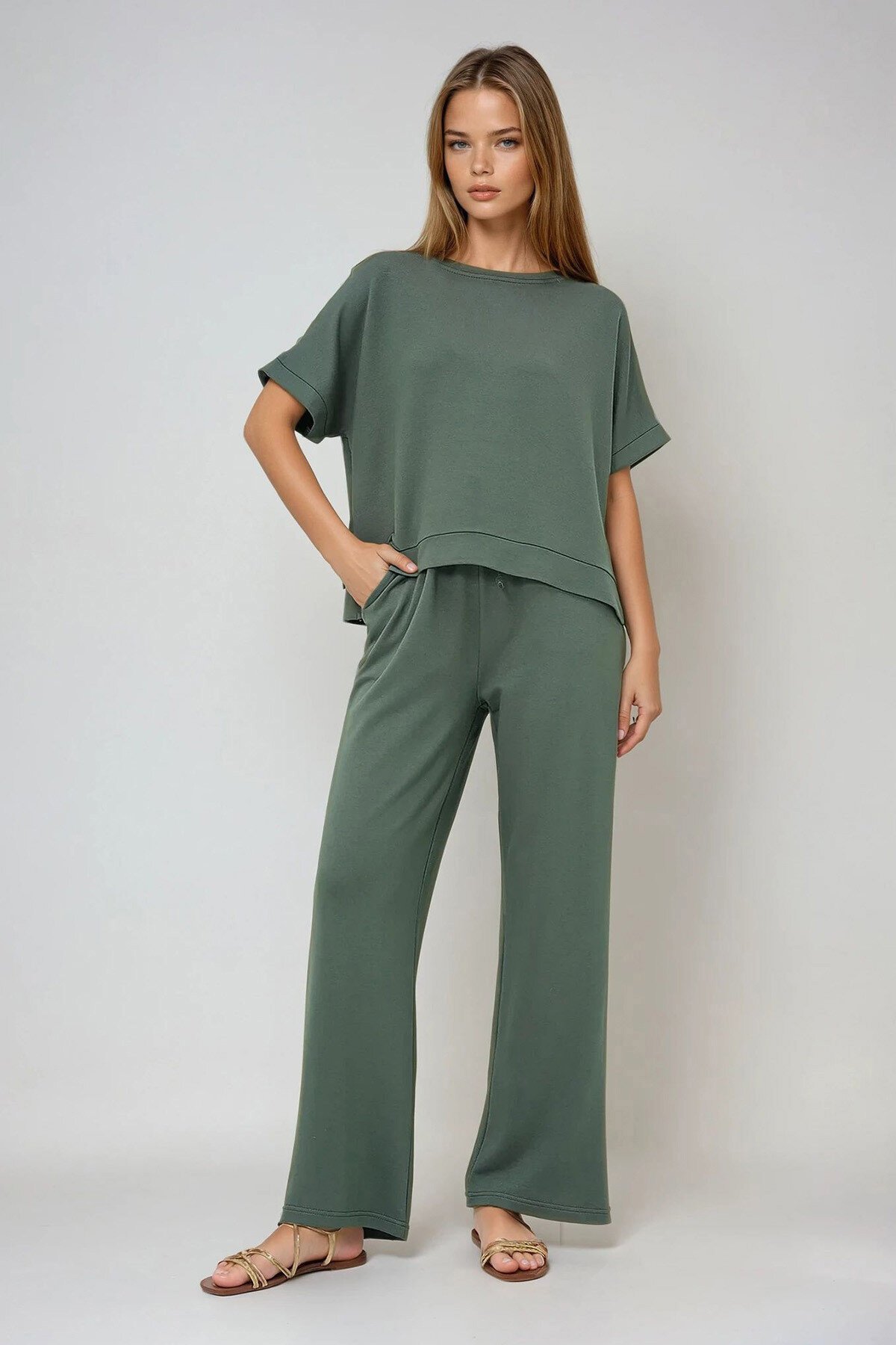 Haki Kayık Yaka Yarım Kol Yırtmaç Detaylı Bluz Ve Cepli  Pantolon Takım