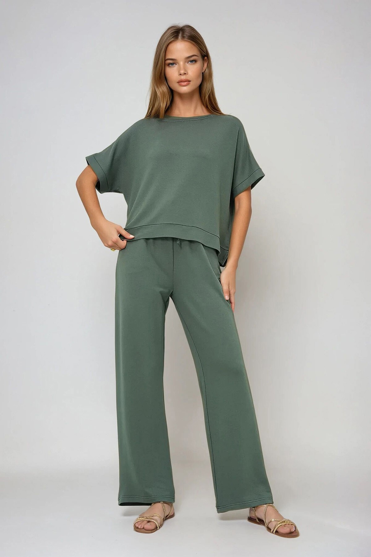 Haki Kayık Yaka Yarım Kol Yırtmaç Detaylı Bluz Ve Cepli  Pantolon Takım