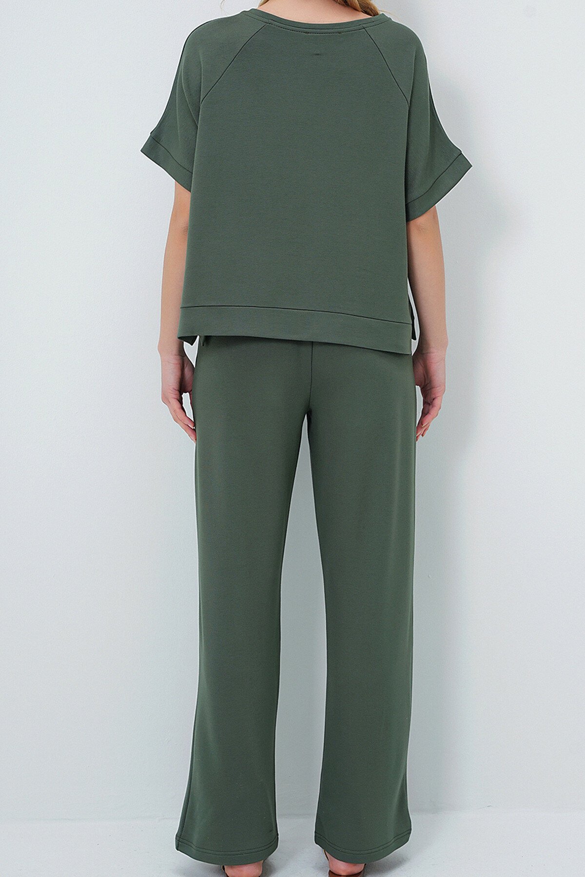 Haki Kayık Yaka Yarım Kol Yırtmaç Detaylı Bluz Ve Cepli  Pantolon Takım
