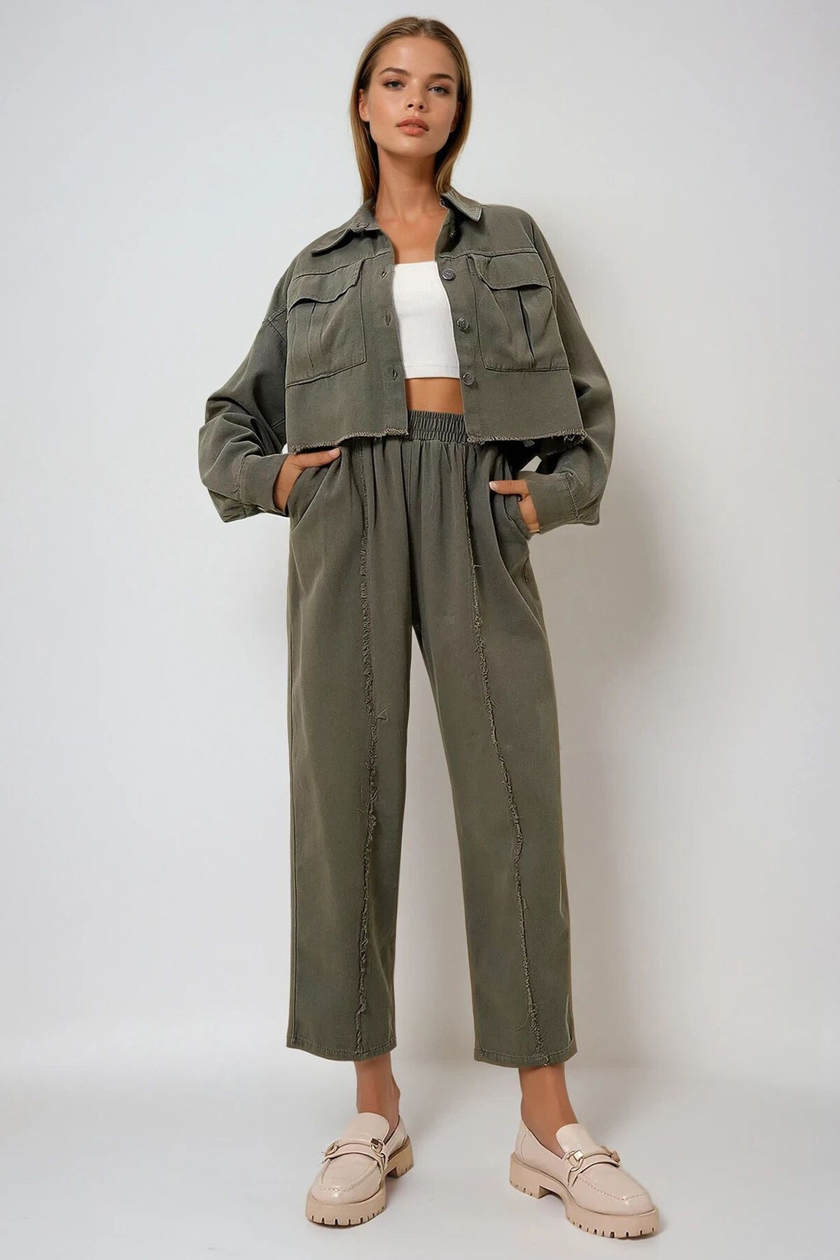 Haki Mevsimlik Çift Cepli Crop Ceket Ve Ters Dikiş Detaylı  Pantolon Takım