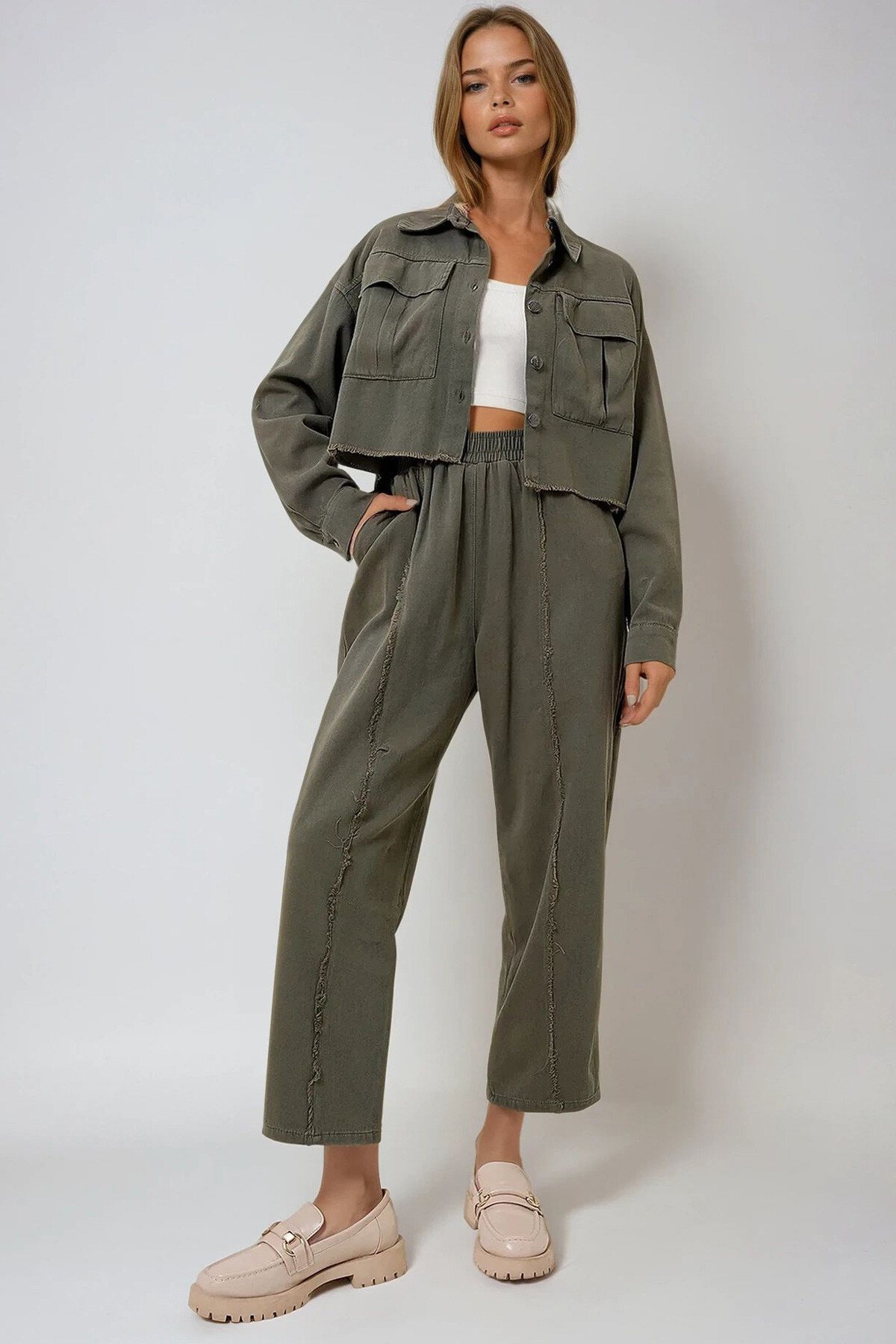 Haki Mevsimlik Çift Cepli Crop Ceket Ve Ters Dikiş Detaylı  Pantolon Takım