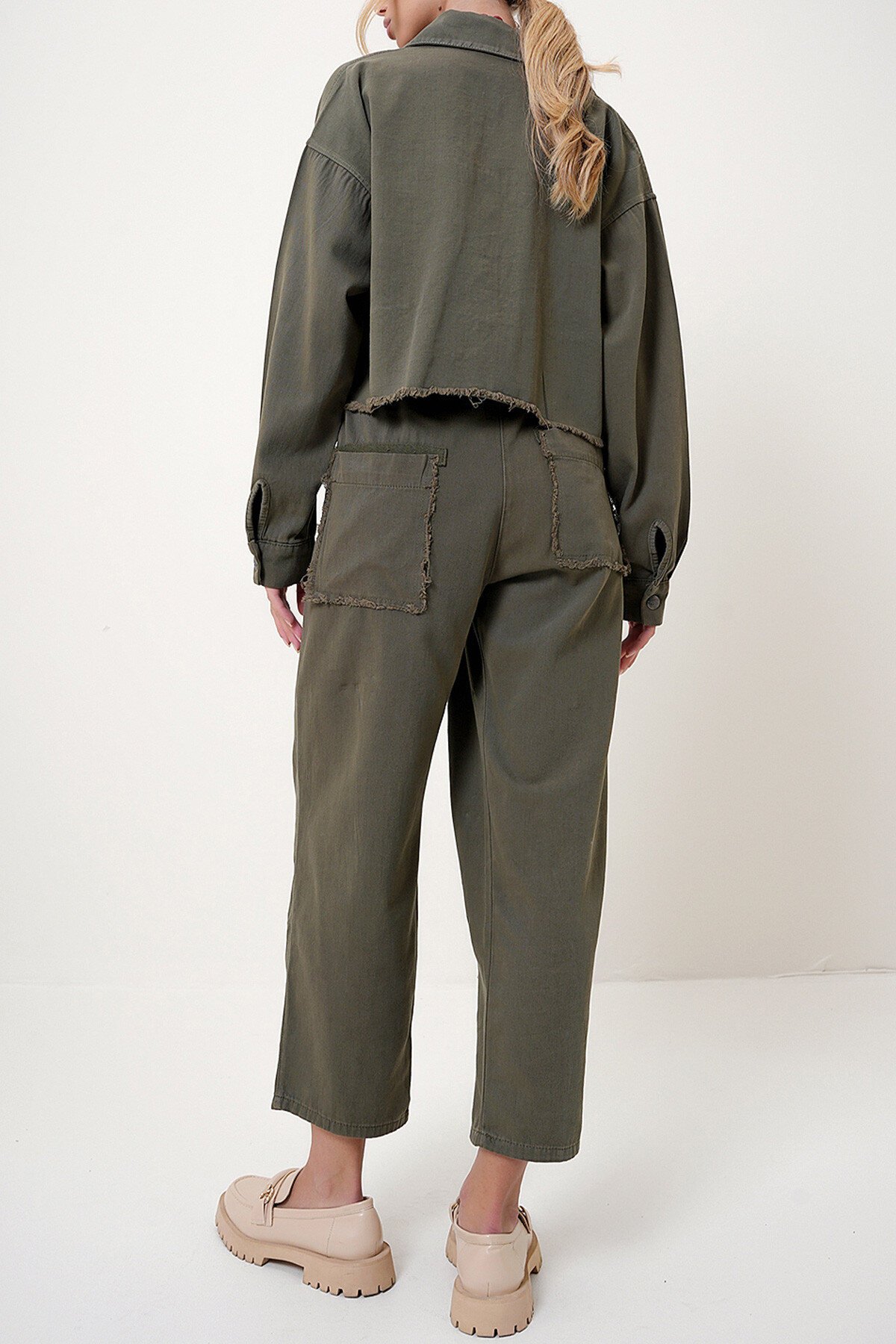 Haki Mevsimlik Çift Cepli Crop Ceket Ve Ters Dikiş Detaylı  Pantolon Takım