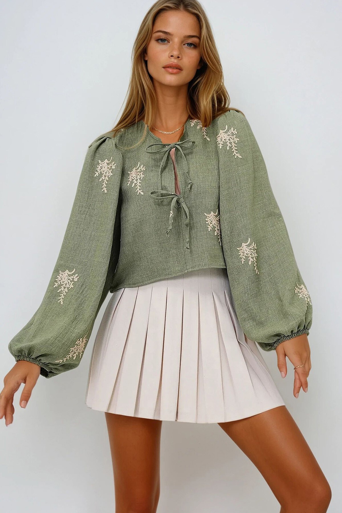 Haki Nakış İşlemeli Balon Kol Bağcıklı Crop Dokuma Bluz