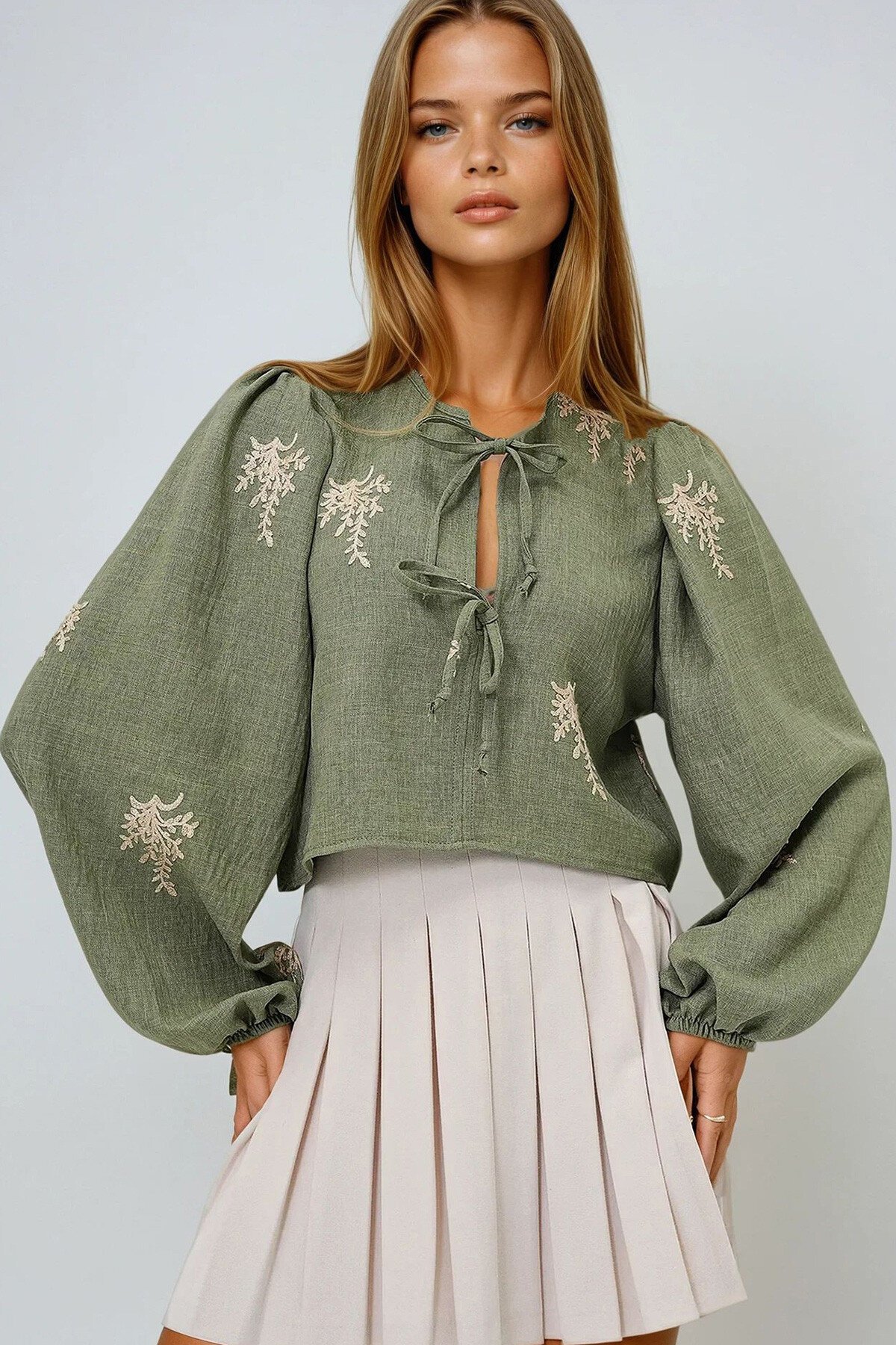 Haki Nakış İşlemeli Balon Kol Bağcıklı Crop Dokuma Bluz