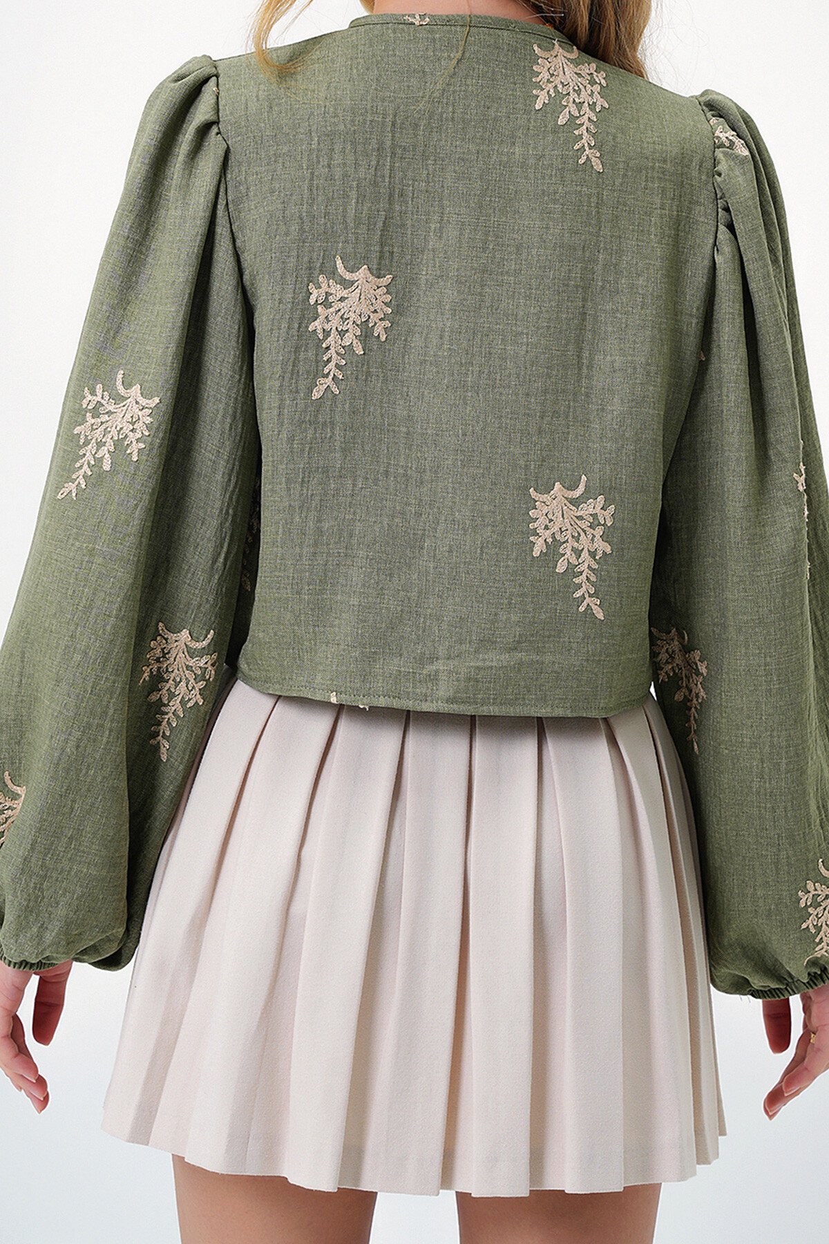 Haki Nakış İşlemeli Balon Kol Bağcıklı Crop Dokuma Bluz